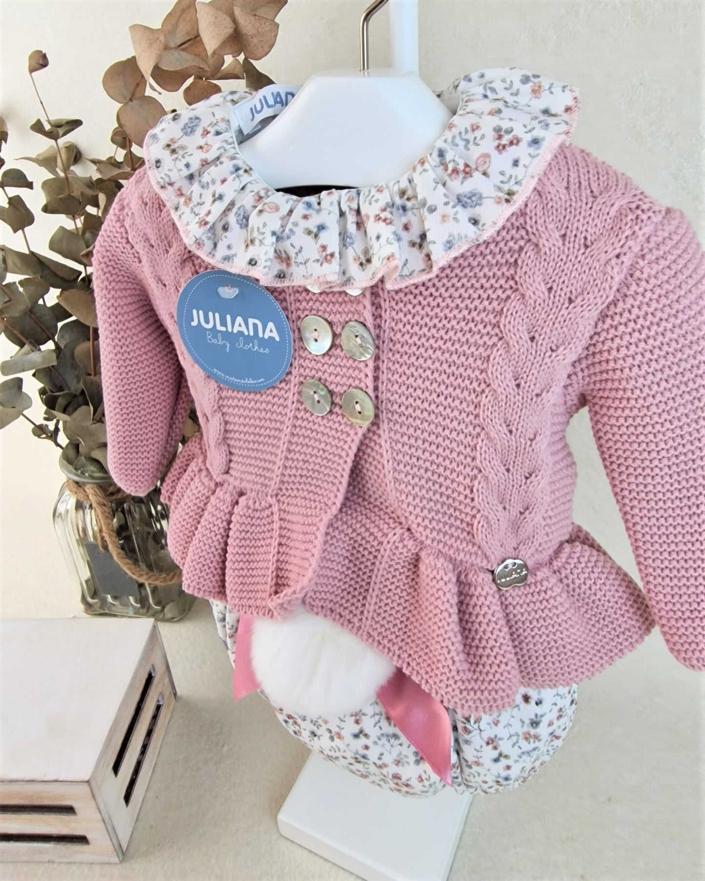 Conjunto de niña con chaqueta y braguita de flores