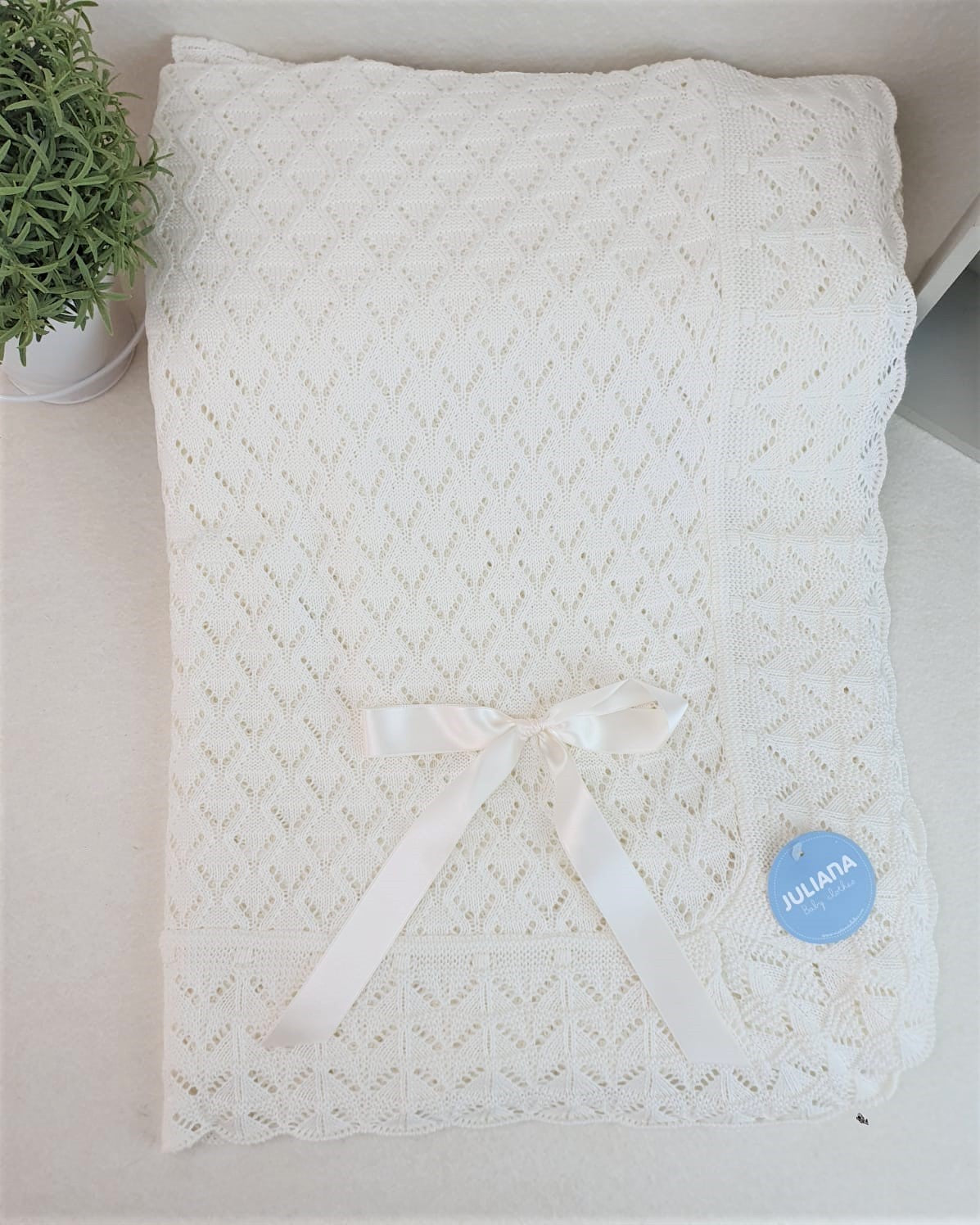 Toquilla con calados en forma de rombos y uves en el volante