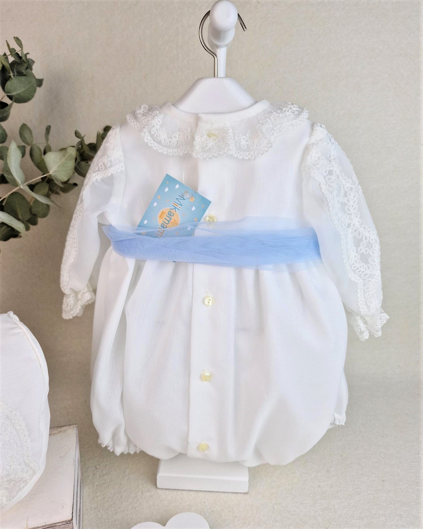 Pelele de organza con encajes y capota