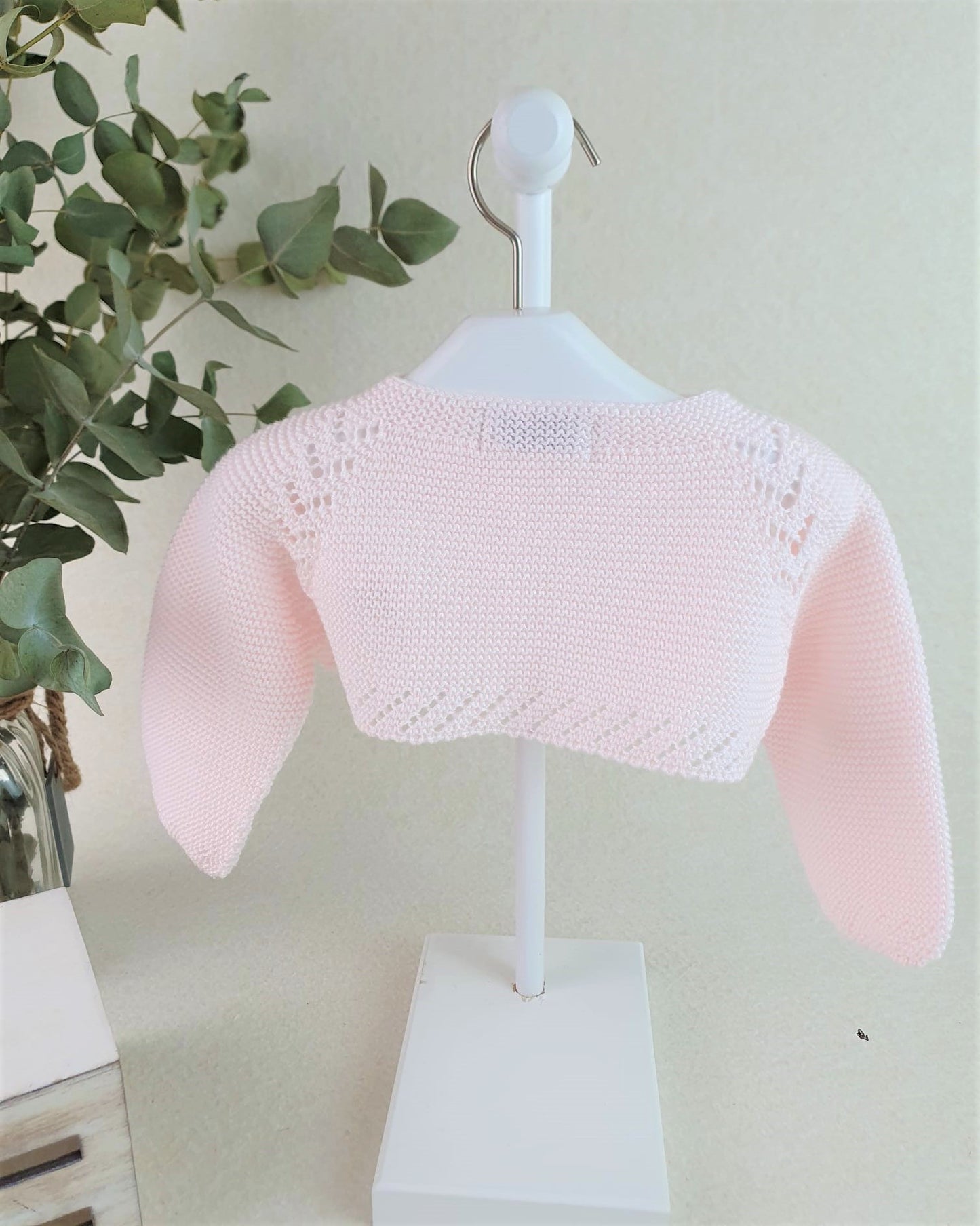 Chaqueta de niña con calados