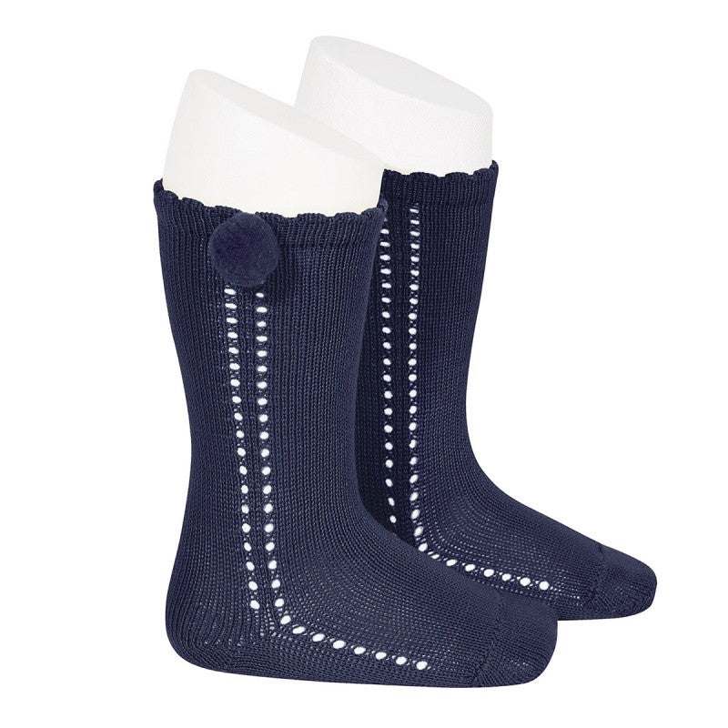 Calcetines altos perlé calado con pompón lateral