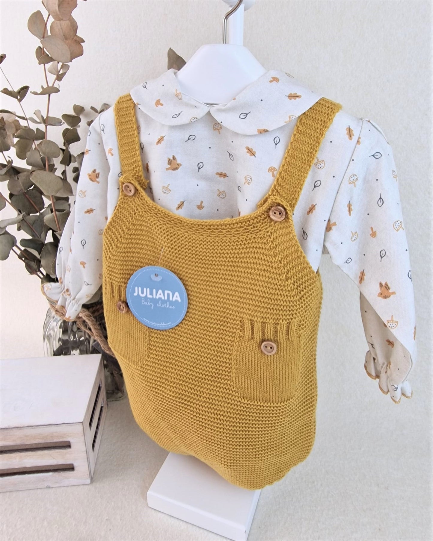Peto de punto con camisa de pájaros