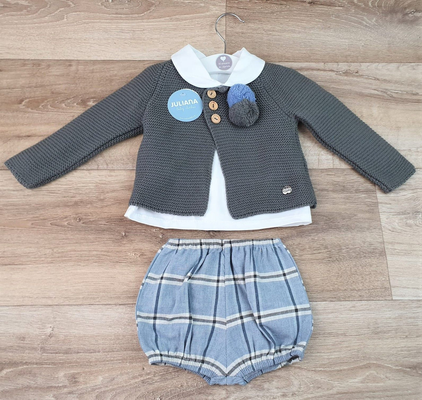 Conjunto tres piezas niño cuadros y pompones