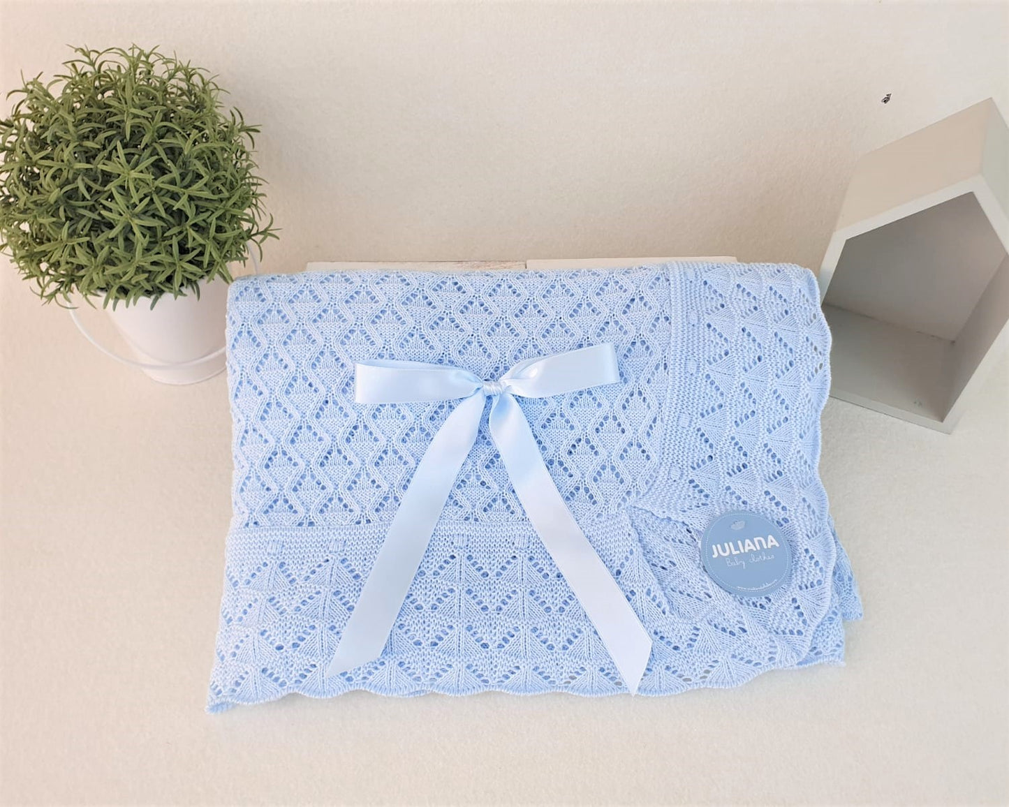 Toquilla con calados en forma de rombos y uves en el volante