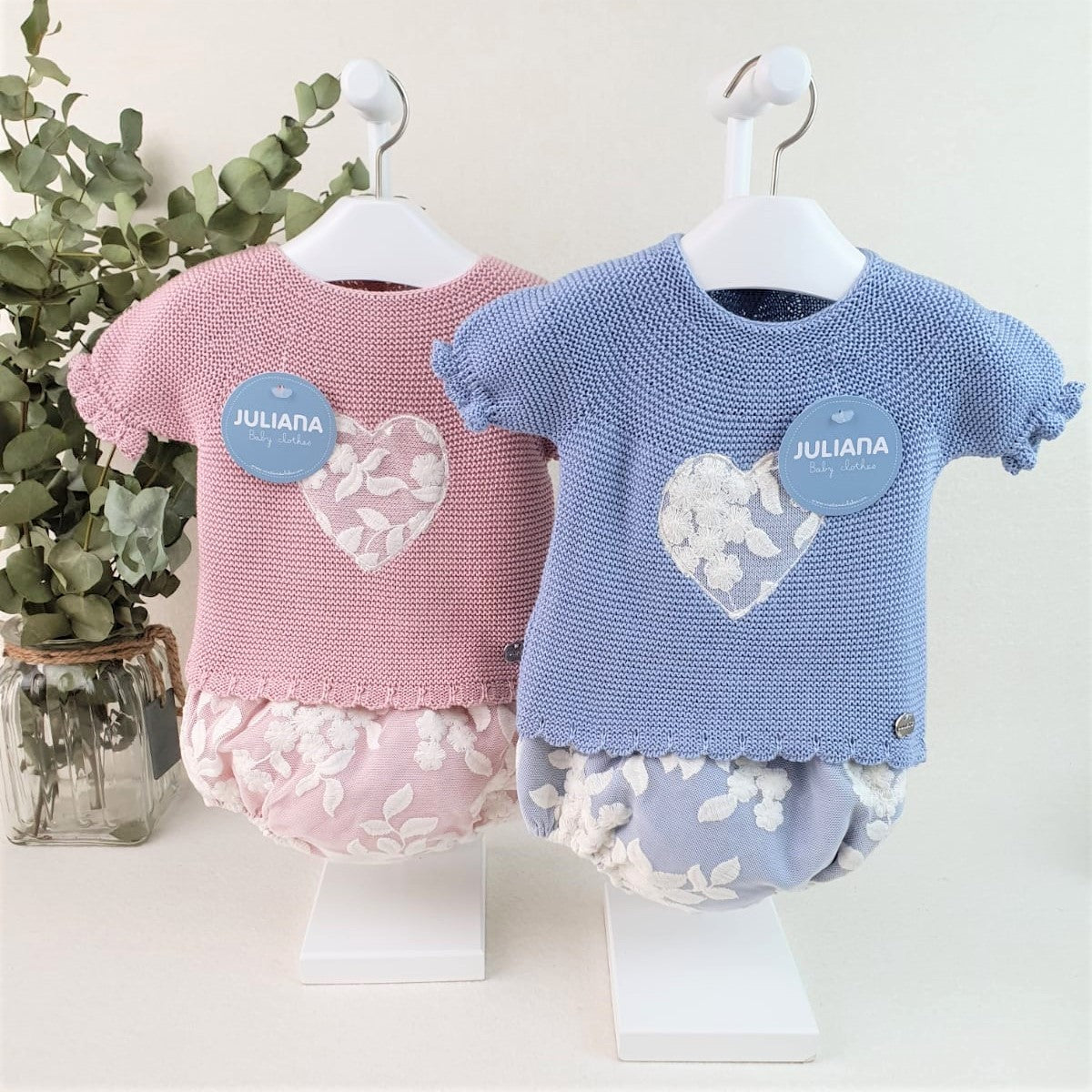Conjunto con braguita de encaje y jersey con corazón