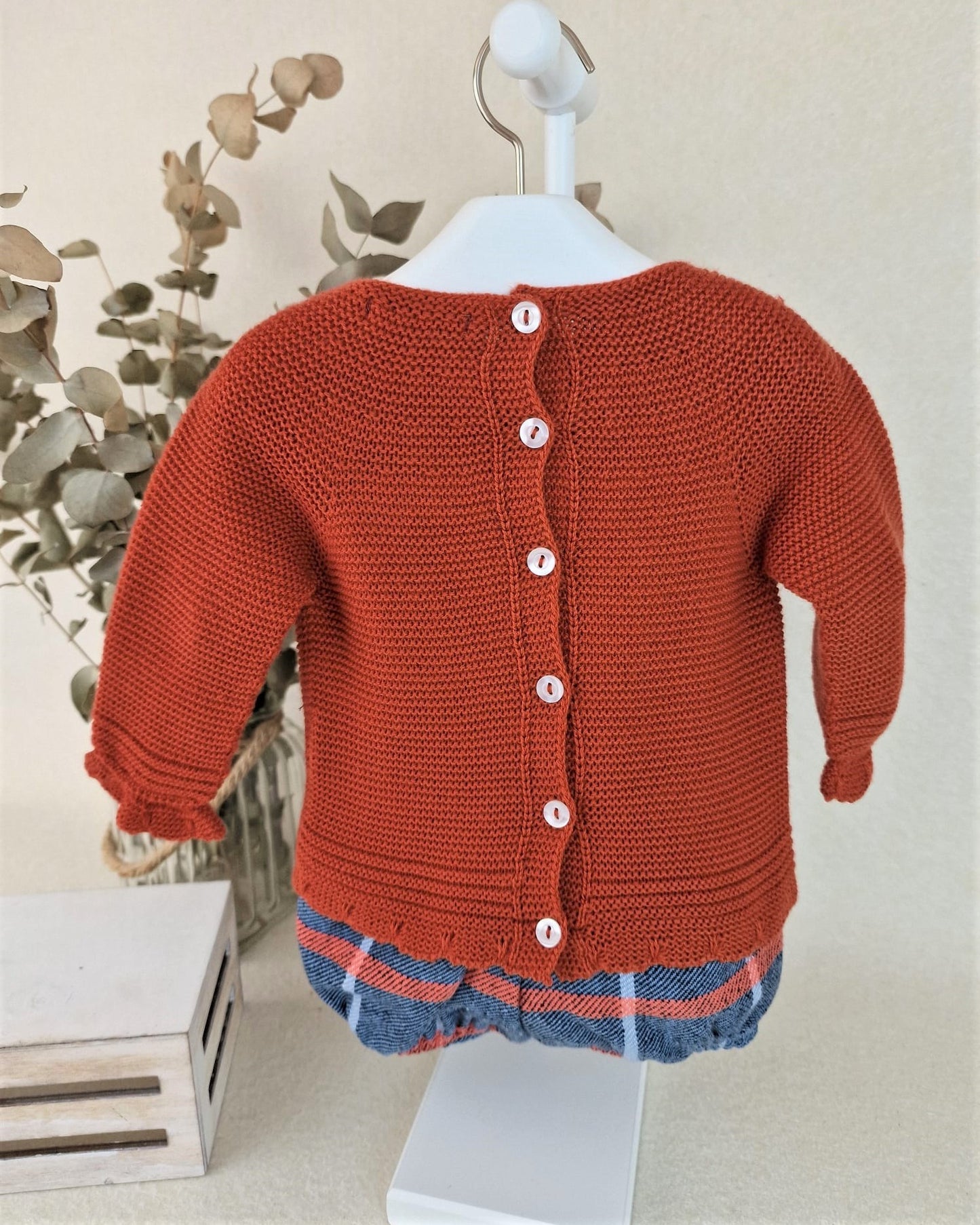 Conjunto con pantalón de tela cuadros y jersey con pompones