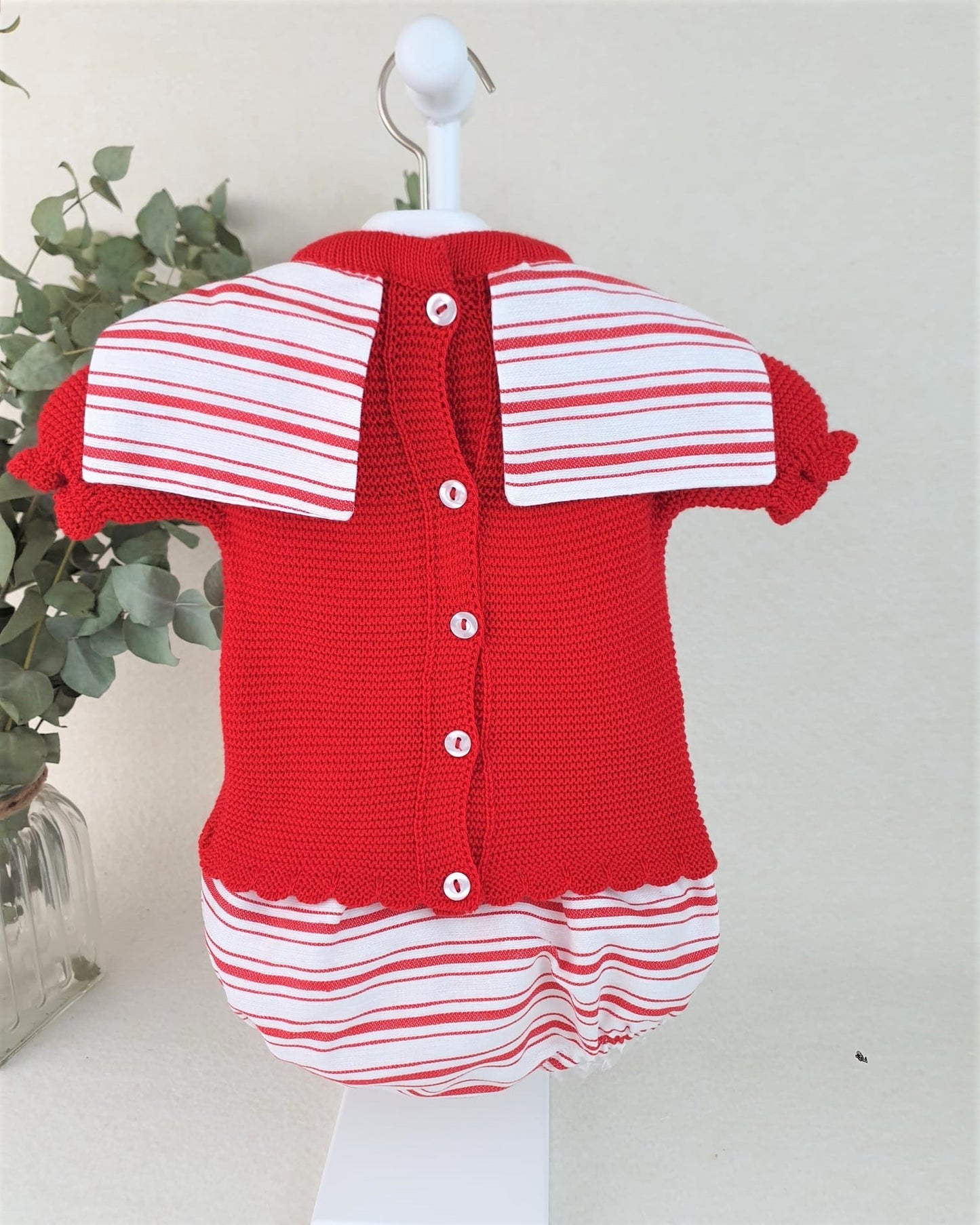 Conjunto con braguita de tela rayada y jersey con babero
