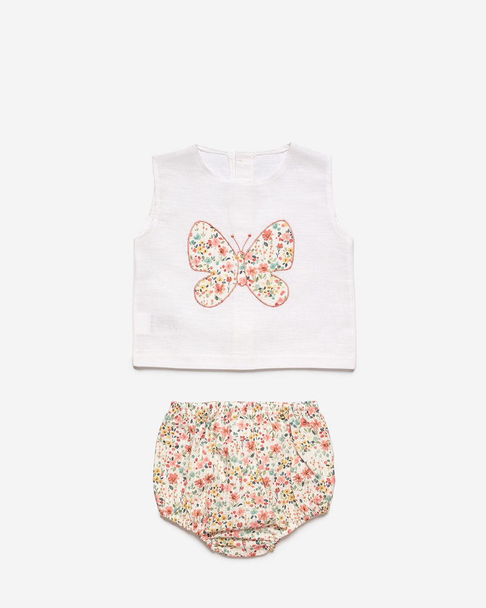 Conjunto con camisa de niña con mariposa