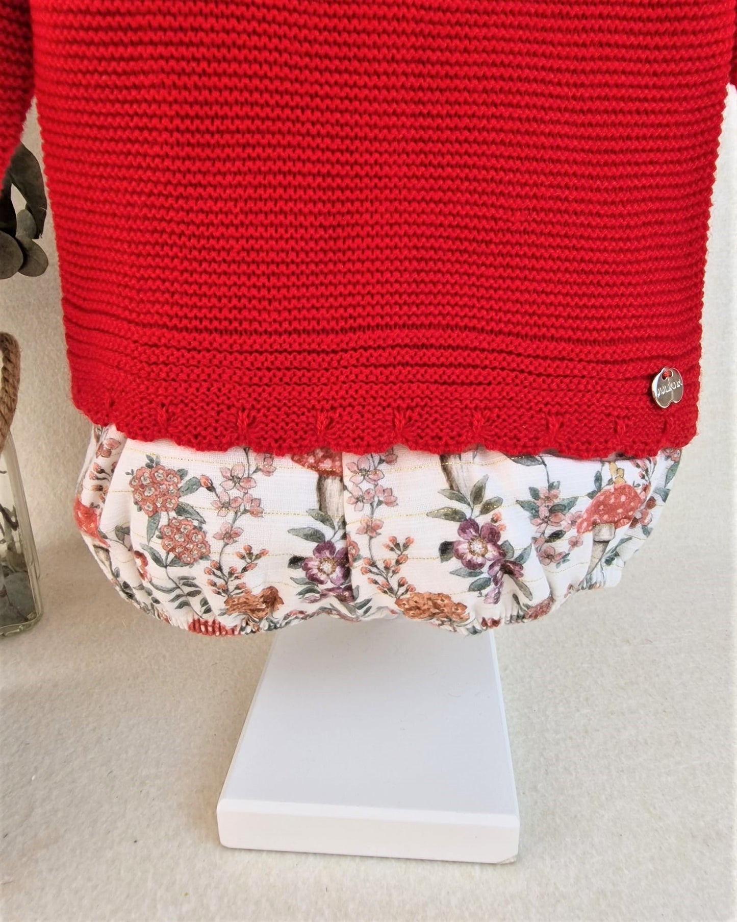 Conjunto con pantalón de tela setas y jersey con dos pompones