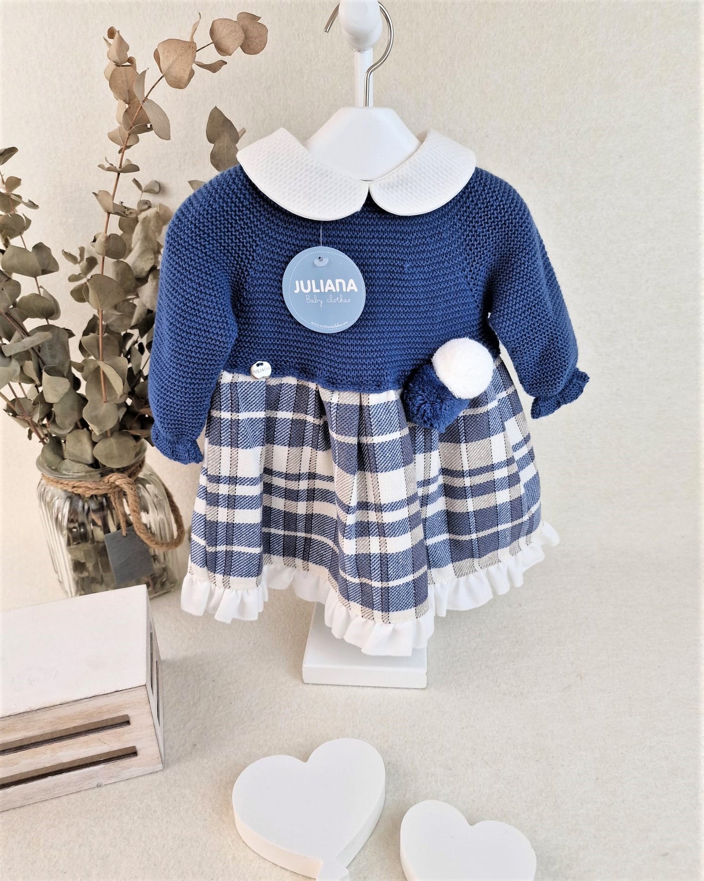 Vestido de cuerpo de punto con tela de cuadros y dos pompones