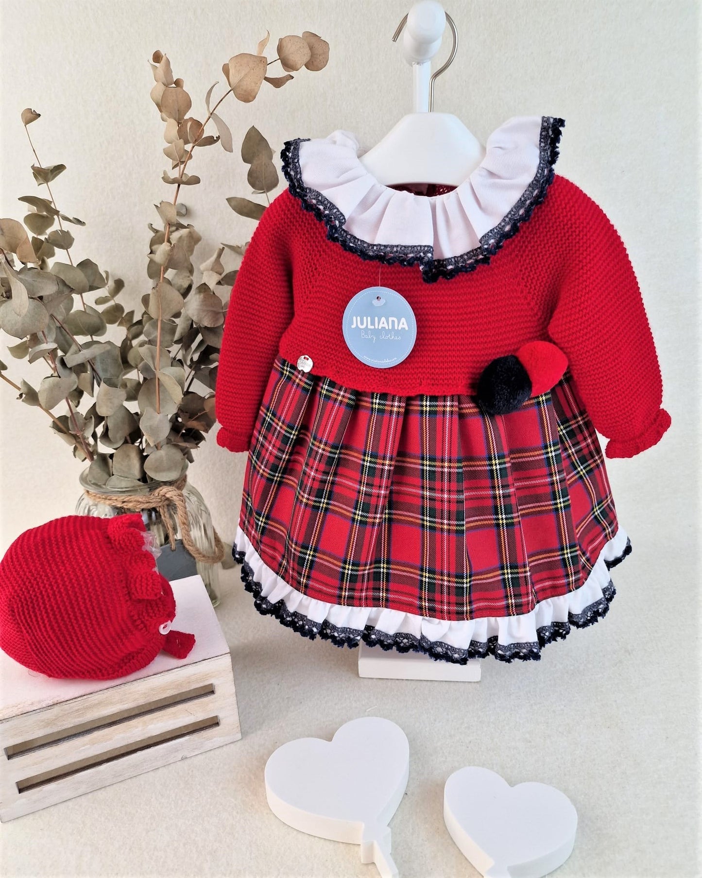 Vestido de cuerpo de tela en rojo con tela de cuadros, incluye capota