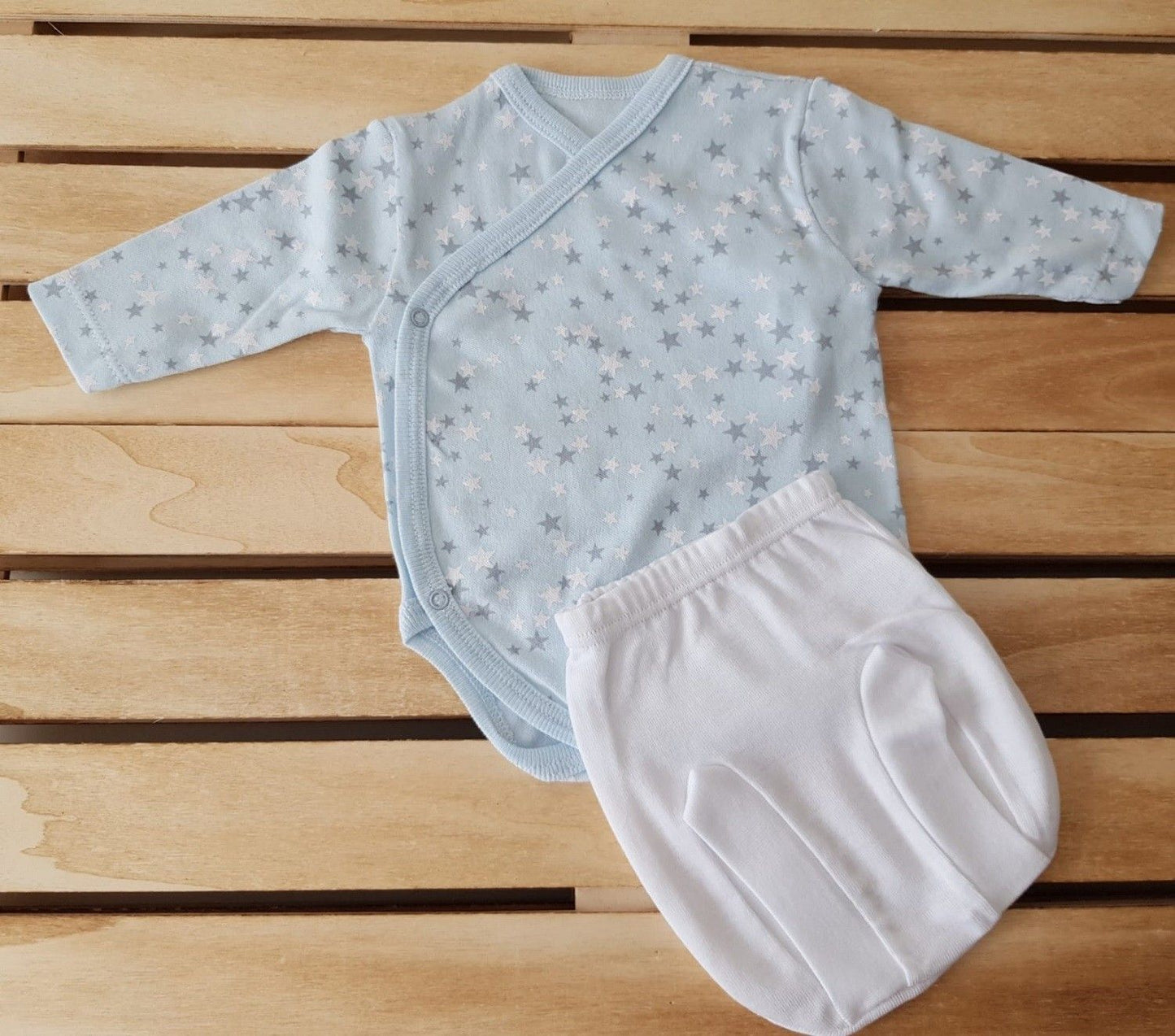 Conjunto con fondo azul y estrellas y ranita
