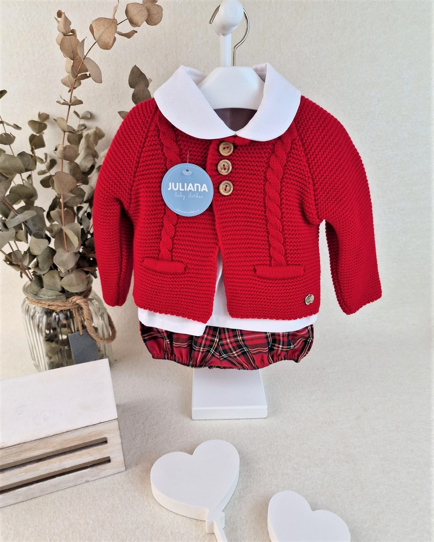 Conjunto de niño con chaqueta en rojo con pantalón de cuadros
