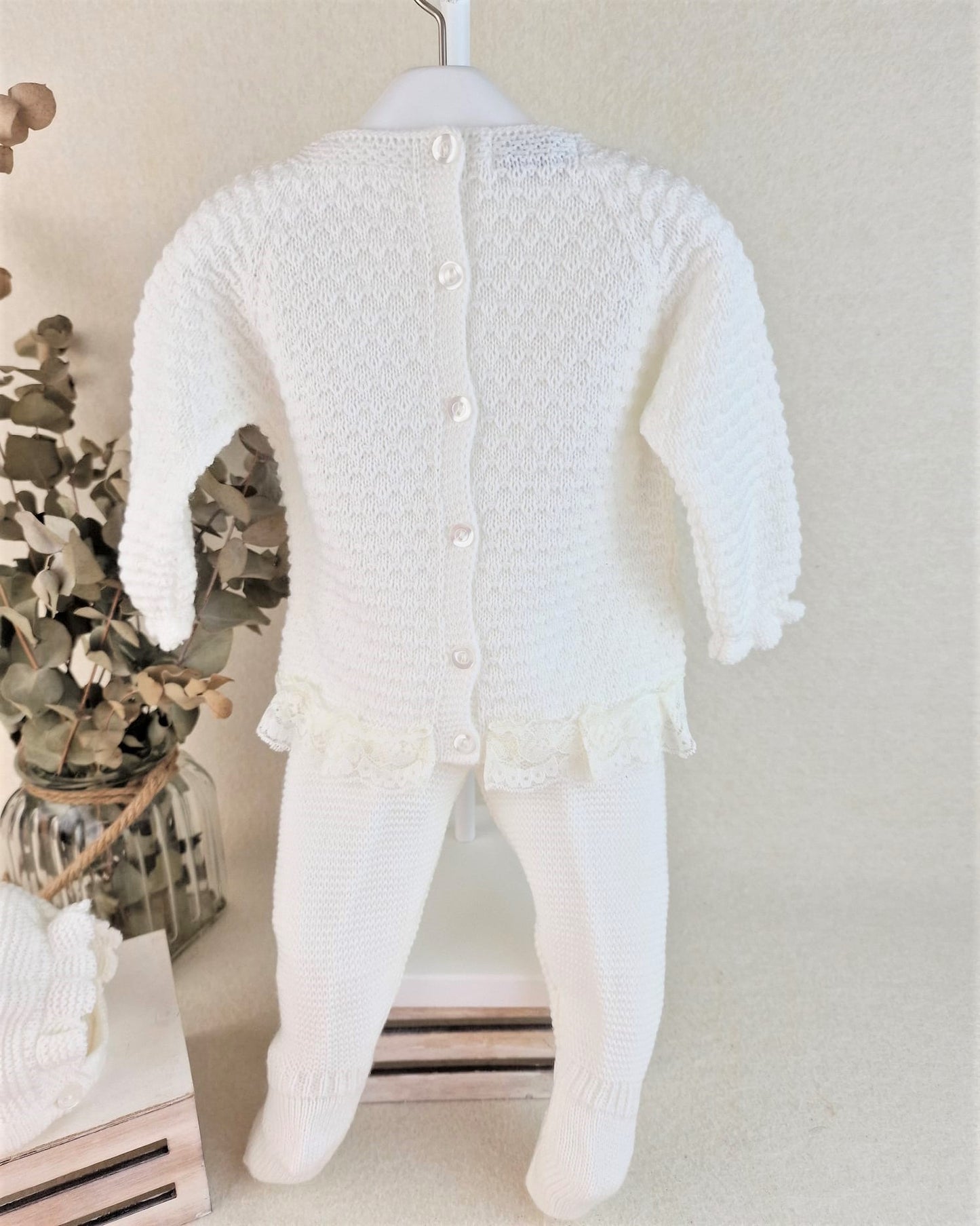 Conjunto con polaina y capota recogidas y puntilla