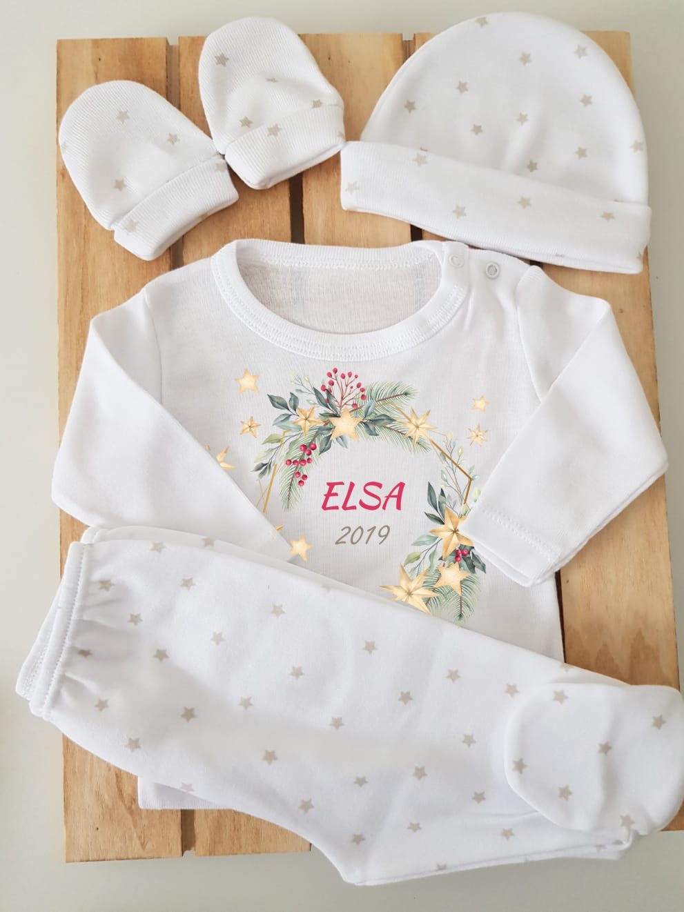 Conjunto con polaina, gorrito y manoplas - Nombre y año en corona navideña