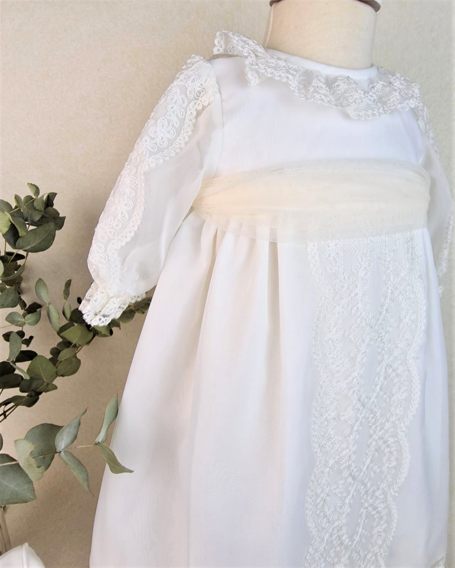 Batón de organza con encajes y capota