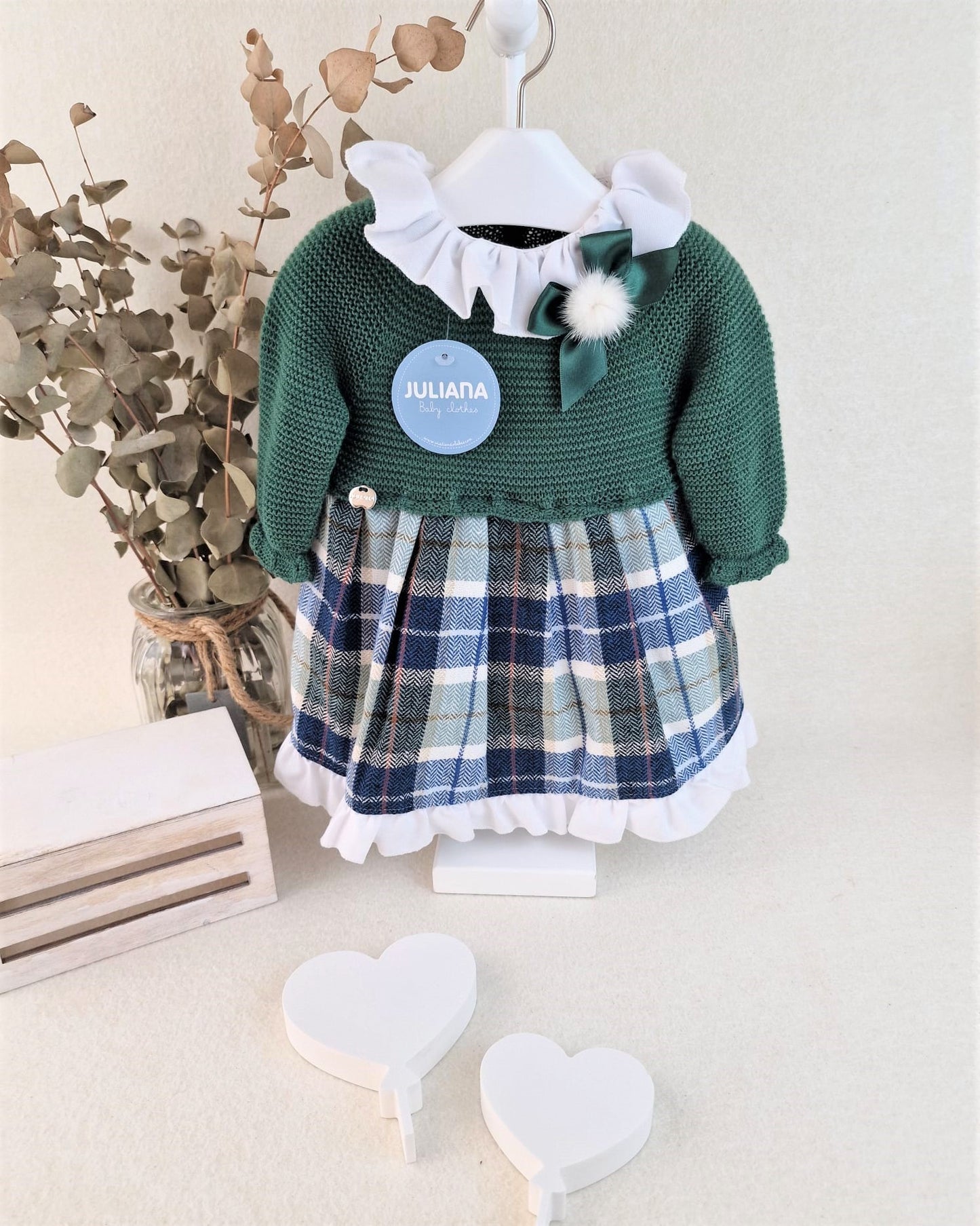 Vestido de cuerpo de punto en verde con tela de cuadros y pompón (no incluye gorro)