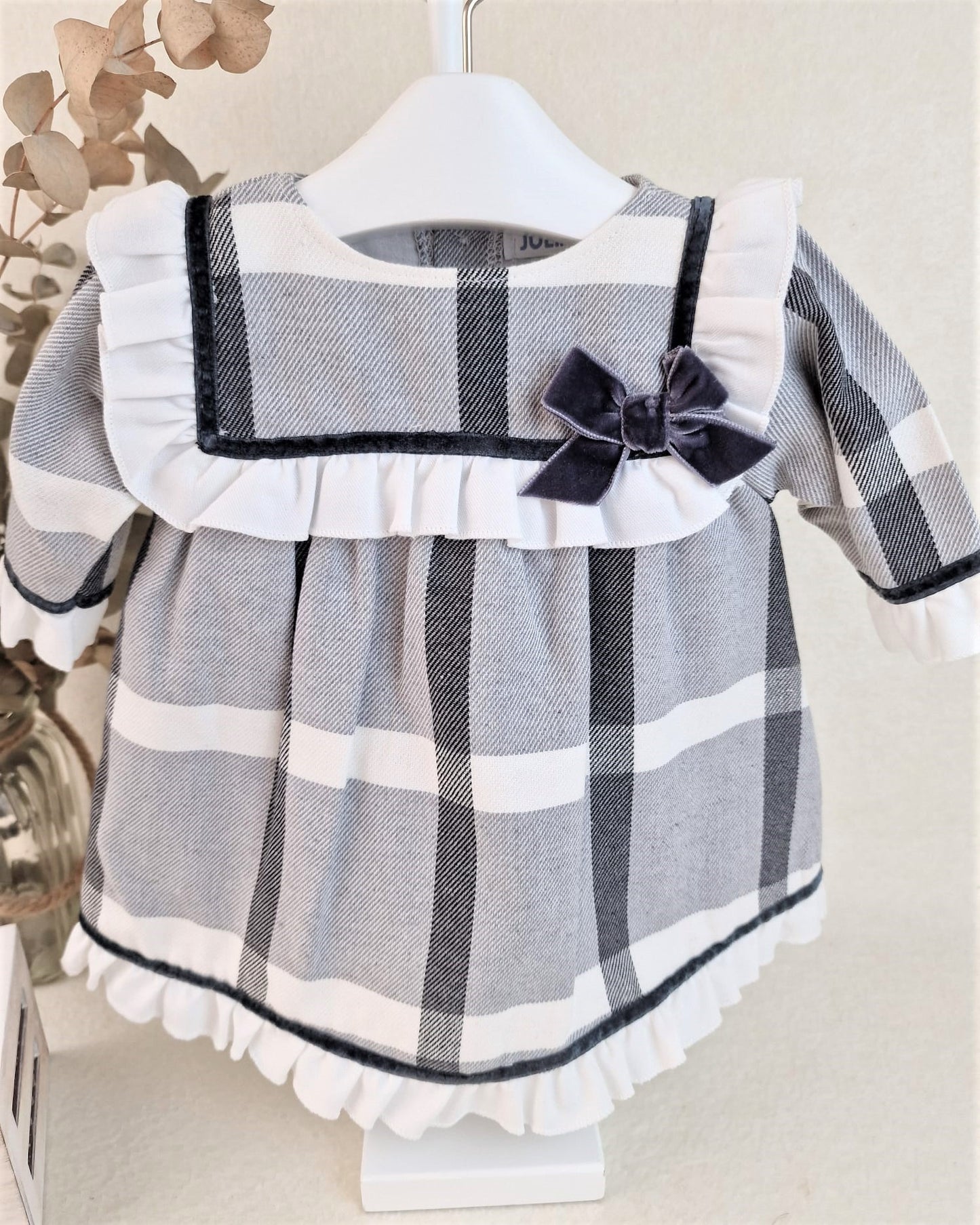 Vestido enterizo de tela de cuadros grises con lazo de terciopelo