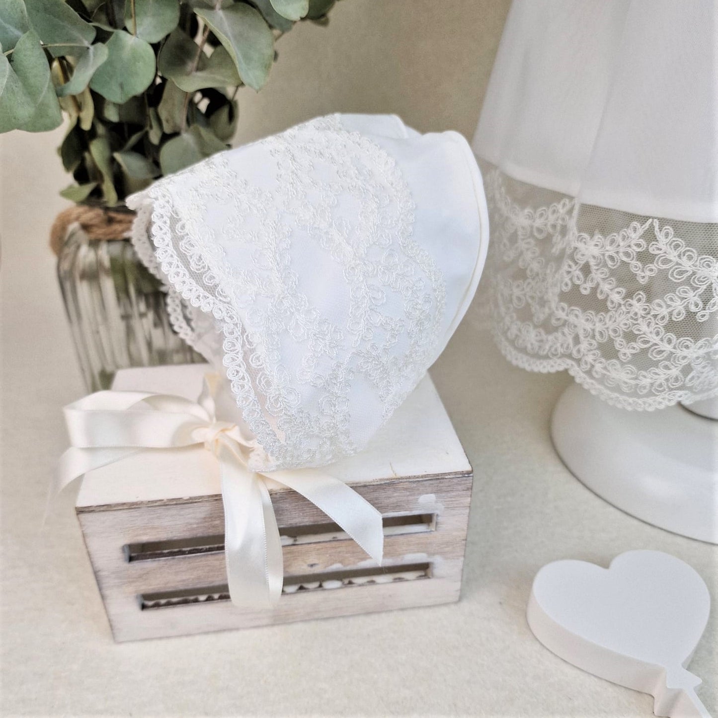 Batón de organza con encajes y capota