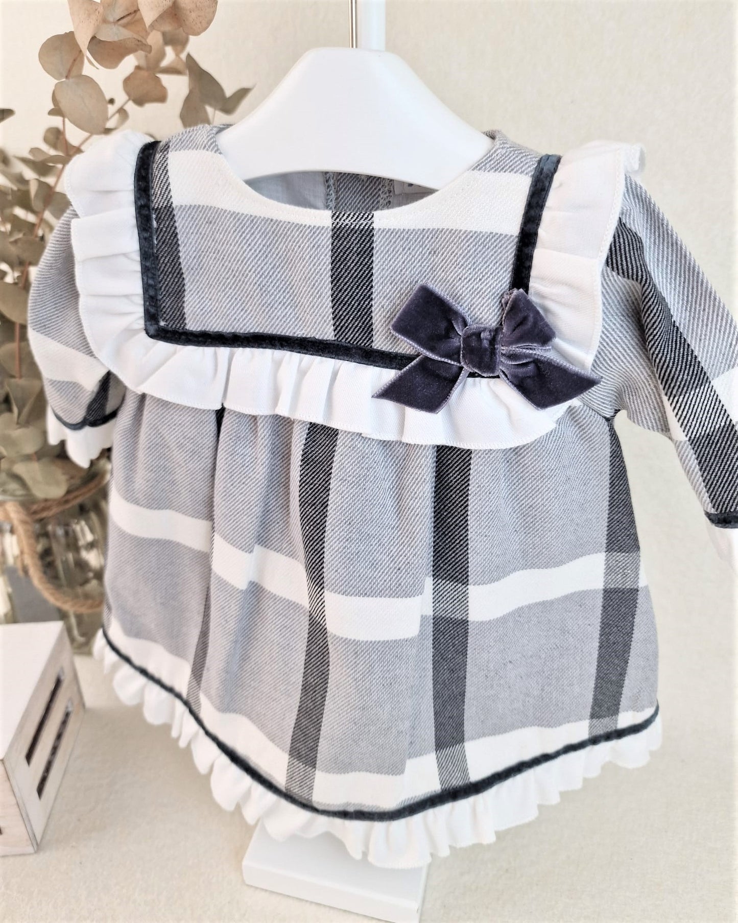 Vestido enterizo de tela de cuadros grises con lazo de terciopelo