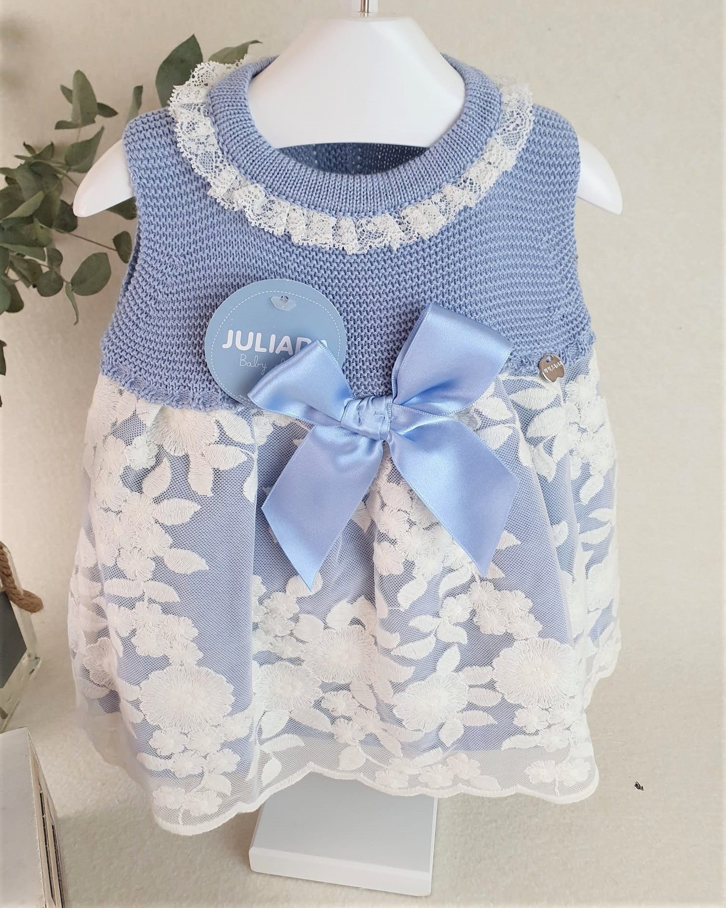 Vestido cuerpo de punto con tela de encaje grande y capota de hilo
