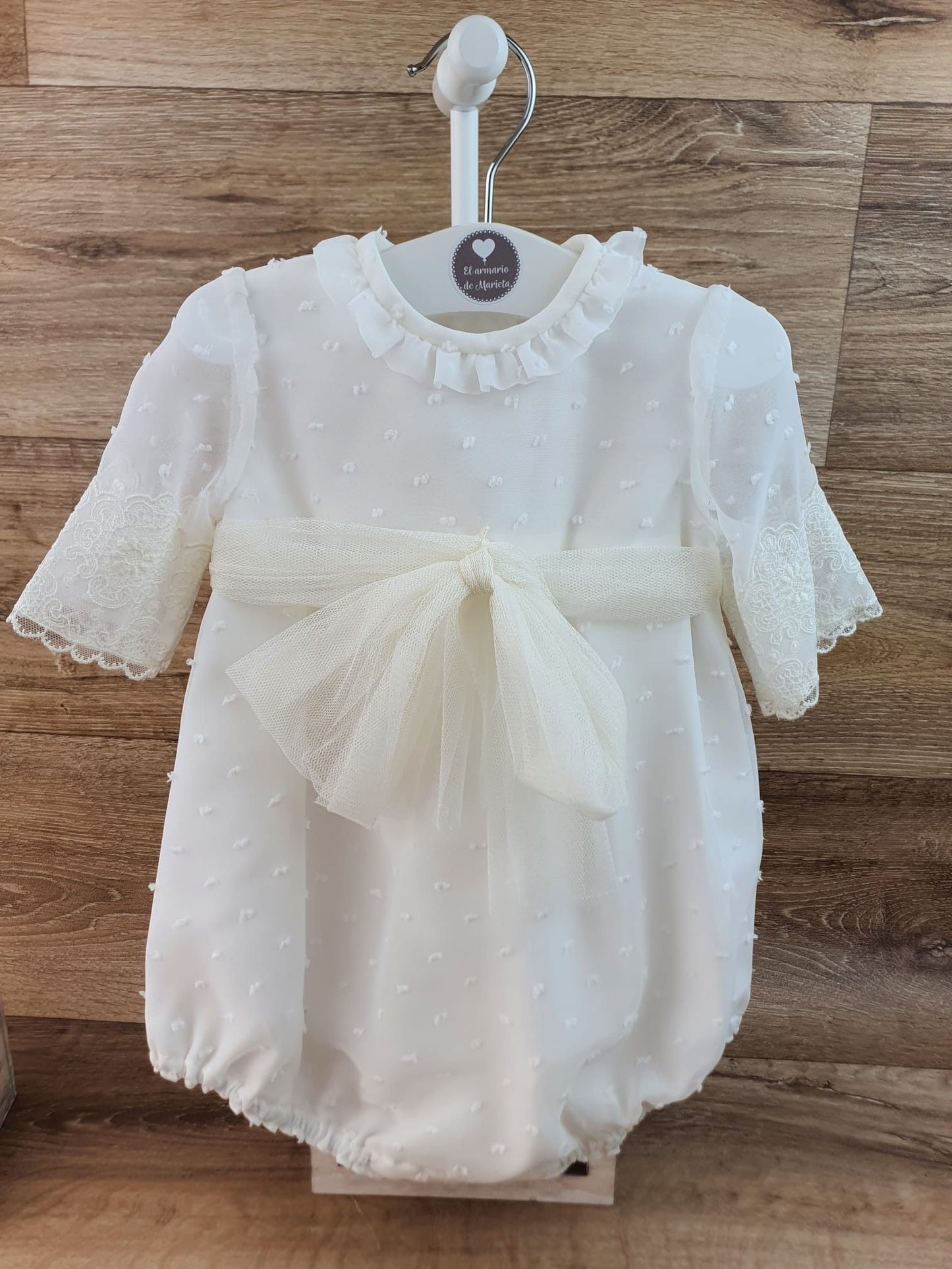Pelele de bautizo de plumeti con organza y capota