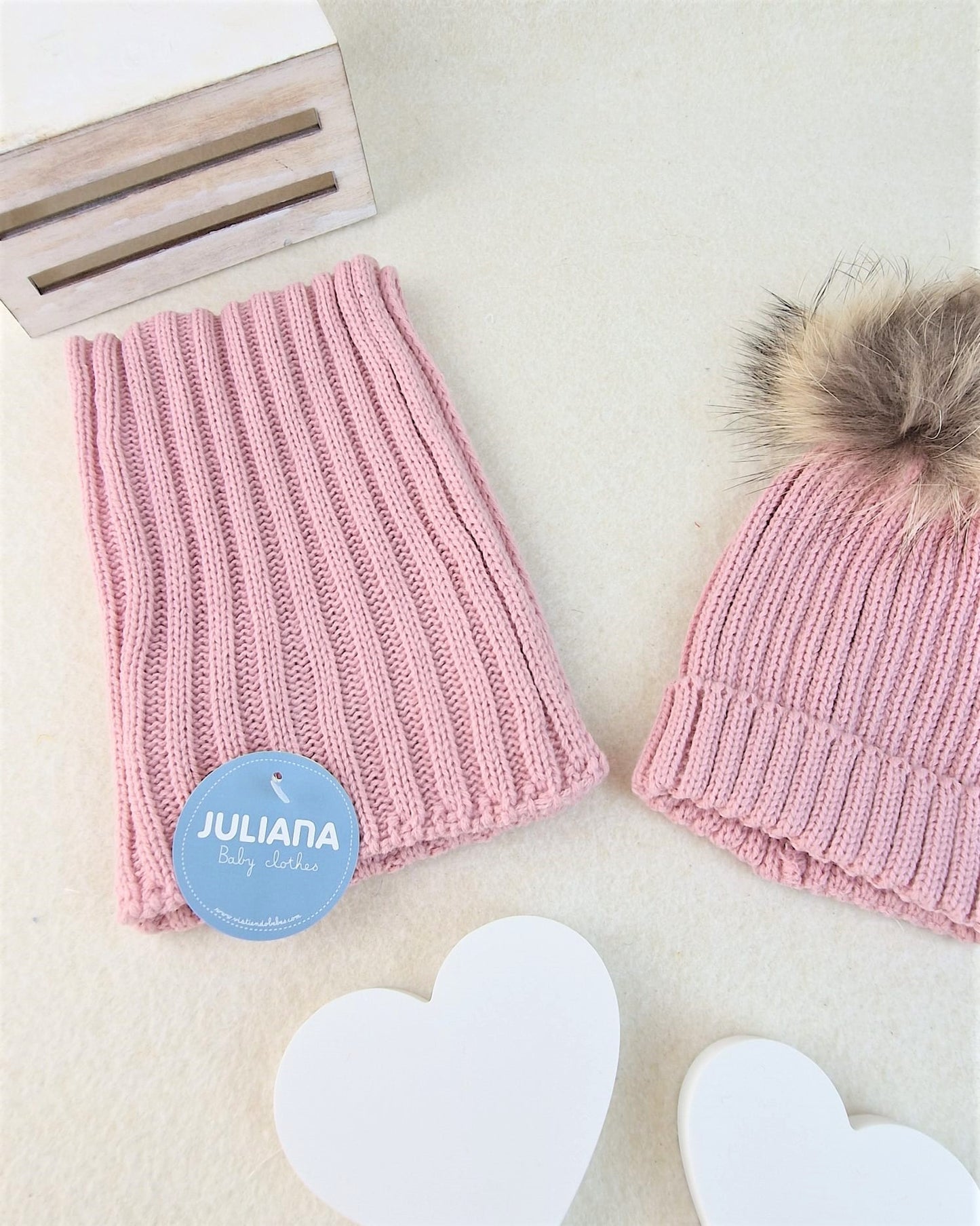 Bufanda de canalé y gorro con pelo natural