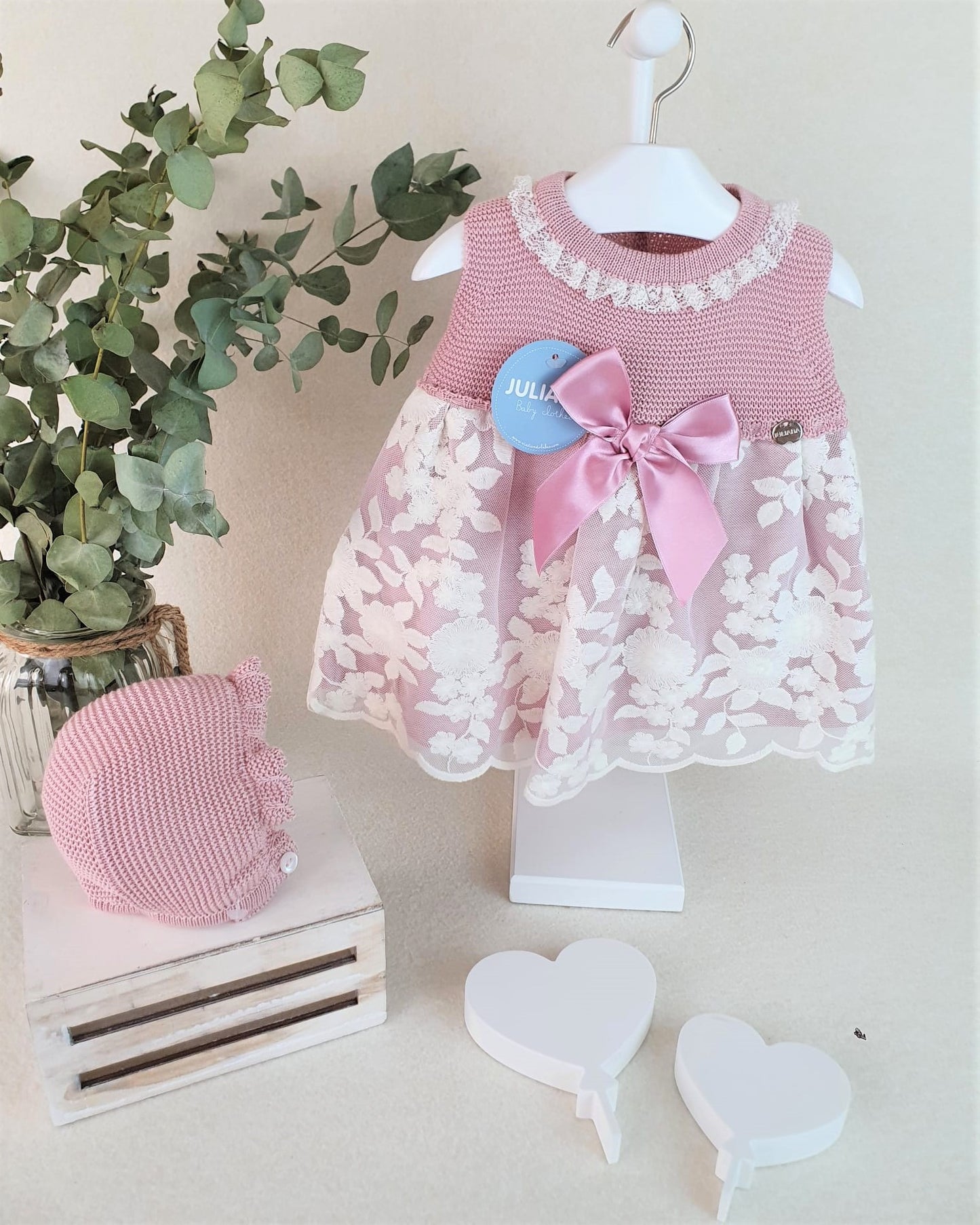 Vestido cuerpo de punto con tela de encaje grande y capota de hilo