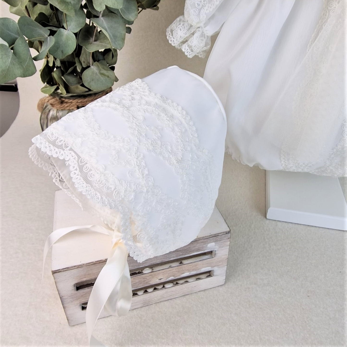 Pelele de organza con encajes y capota