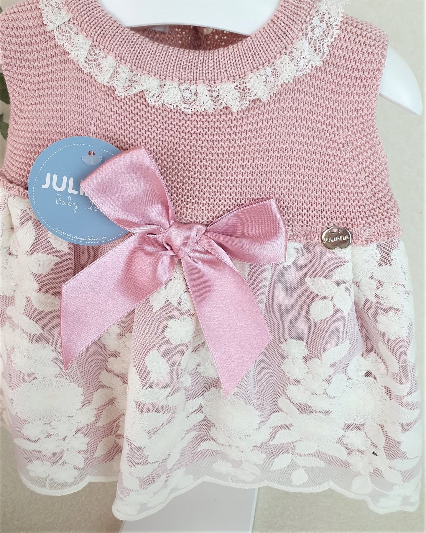 Vestido cuerpo de punto con tela de encaje grande y capota de hilo
