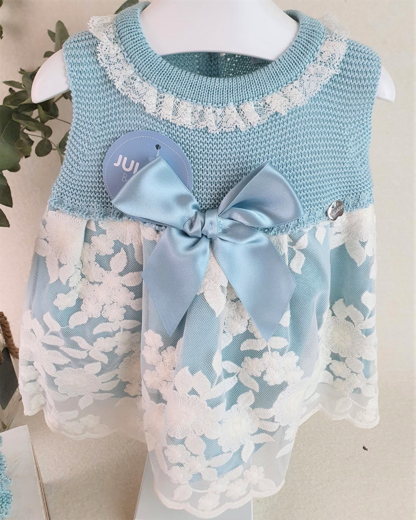 Vestido cuerpo de punto con tela de encaje grande y capota de hilo