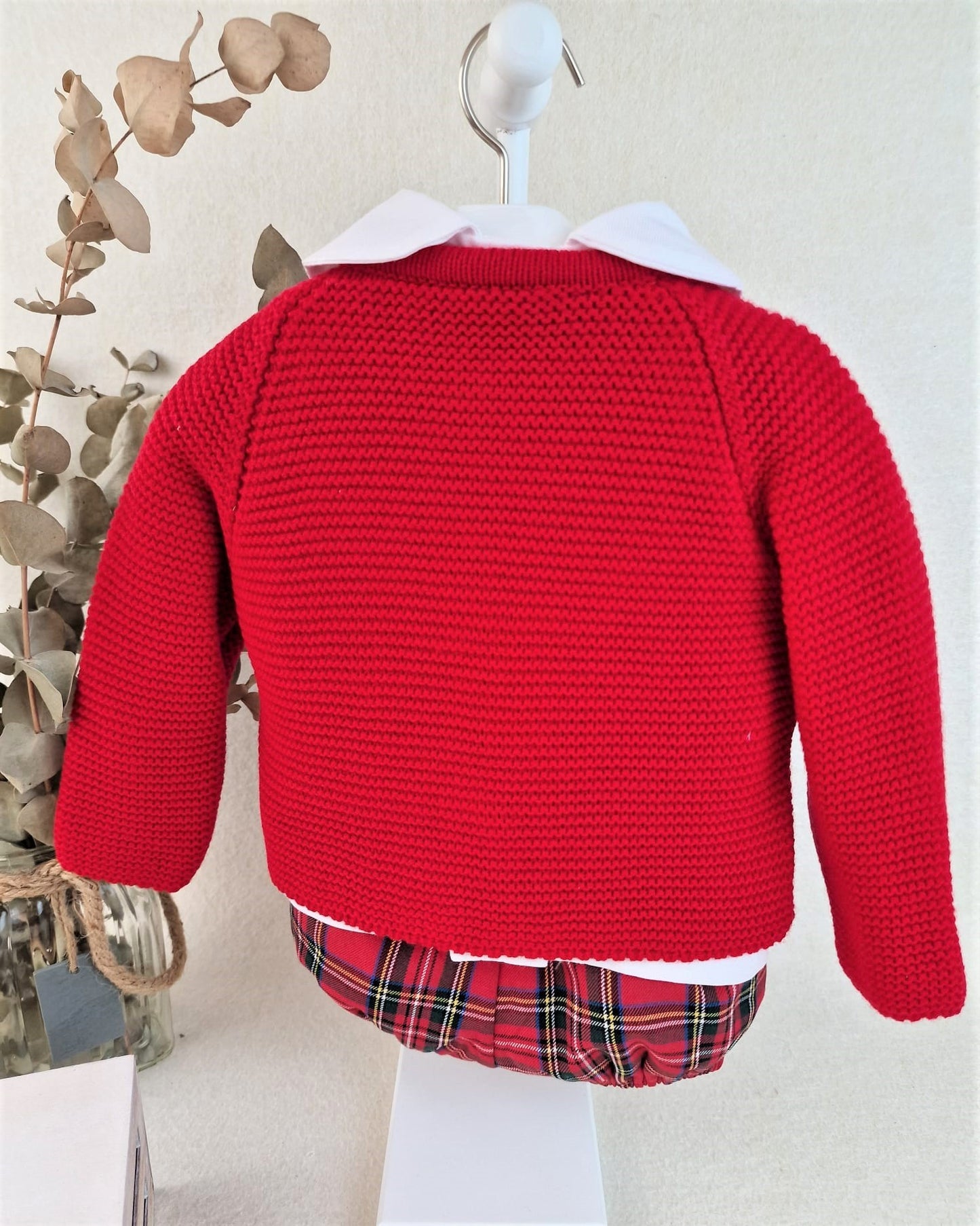 Conjunto de niño con chaqueta en rojo con pantalón de cuadros
