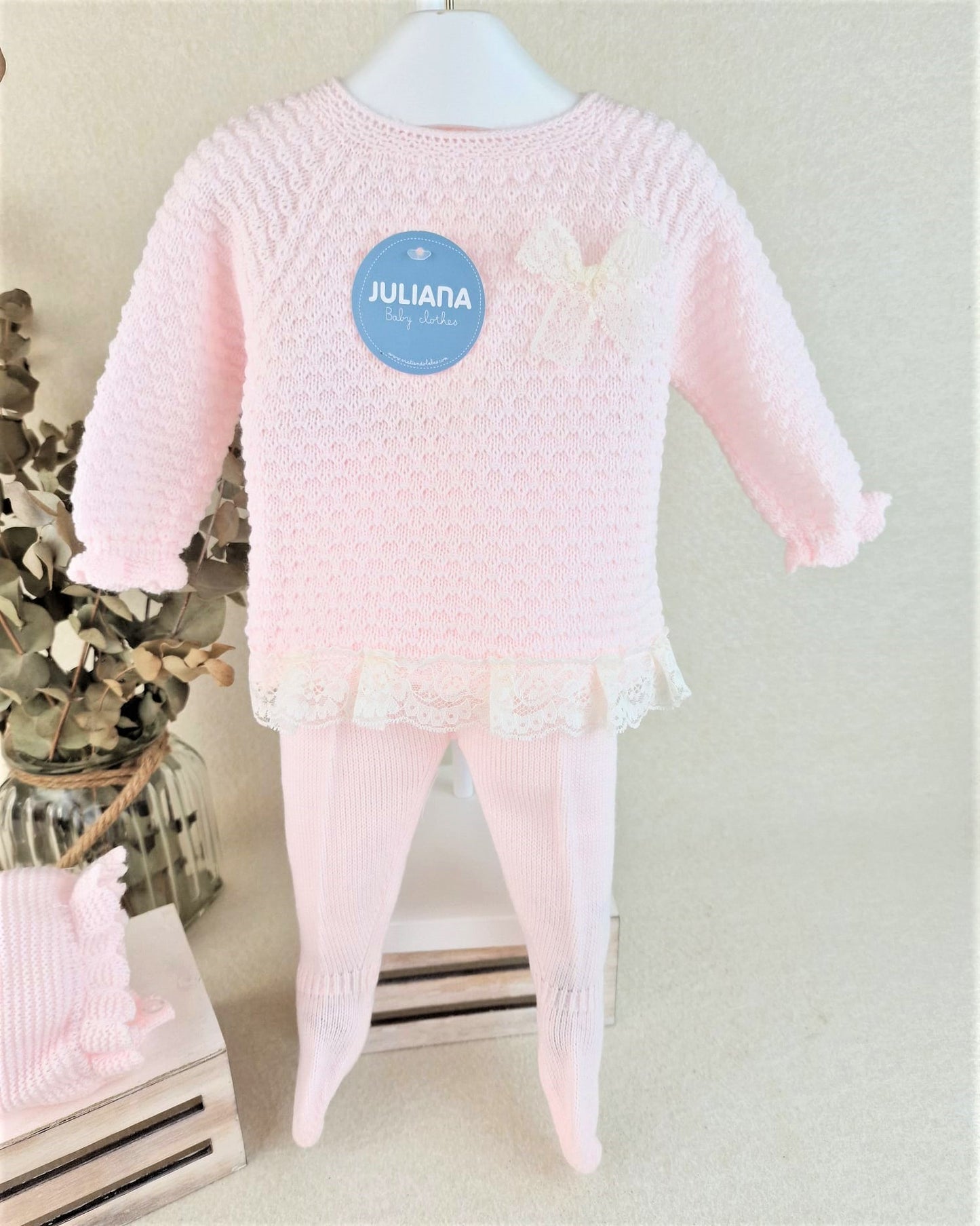 Conjunto con polaina y capota recogidas y puntilla