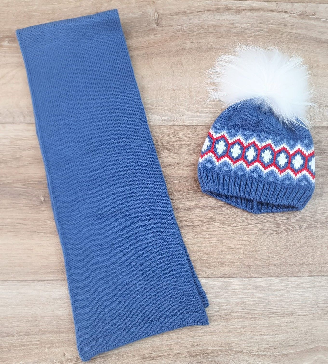 Bufanda y gorrito cenefa con pompom de pelo
