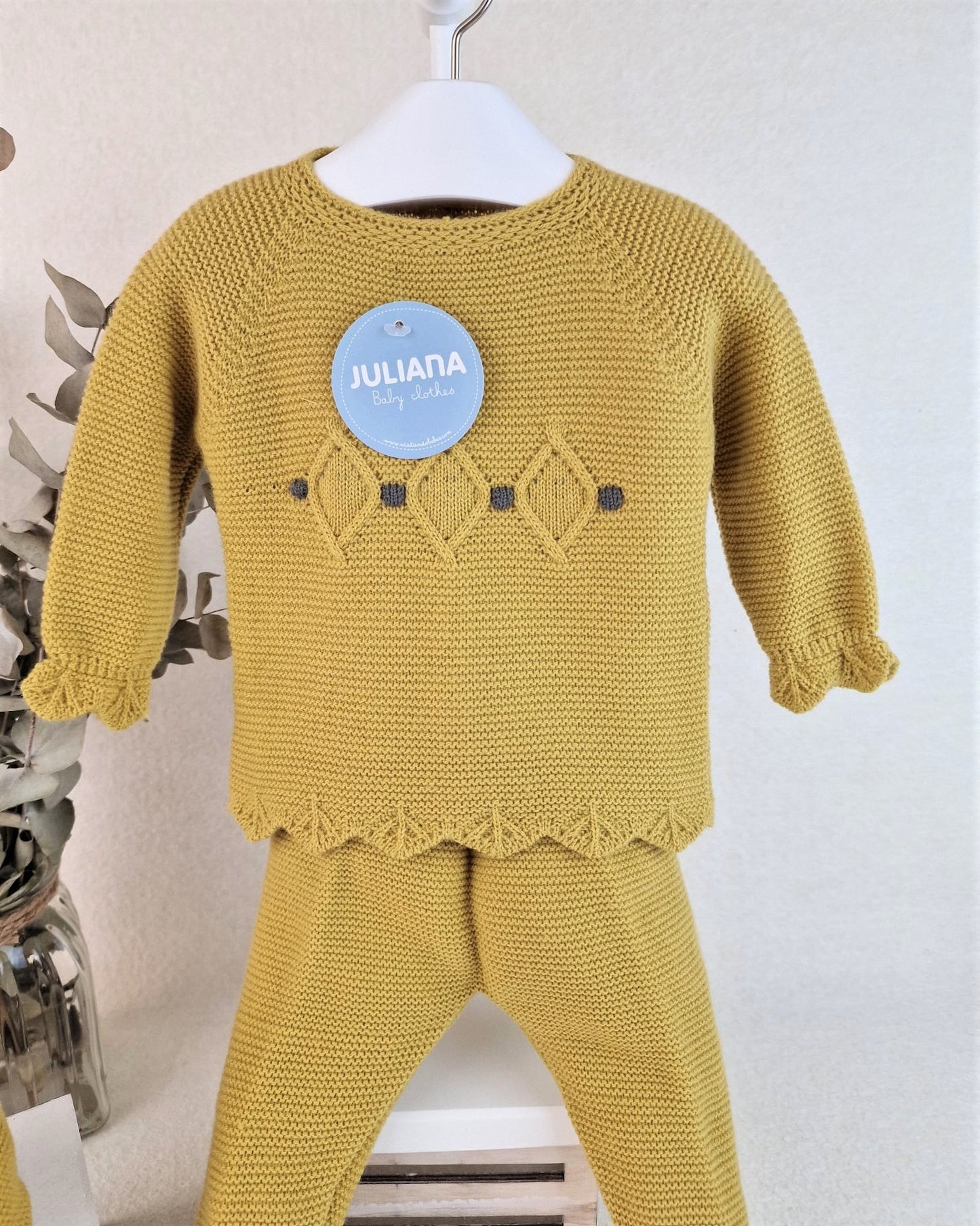 Conjunto con polaina y capota con rombos y bodoques