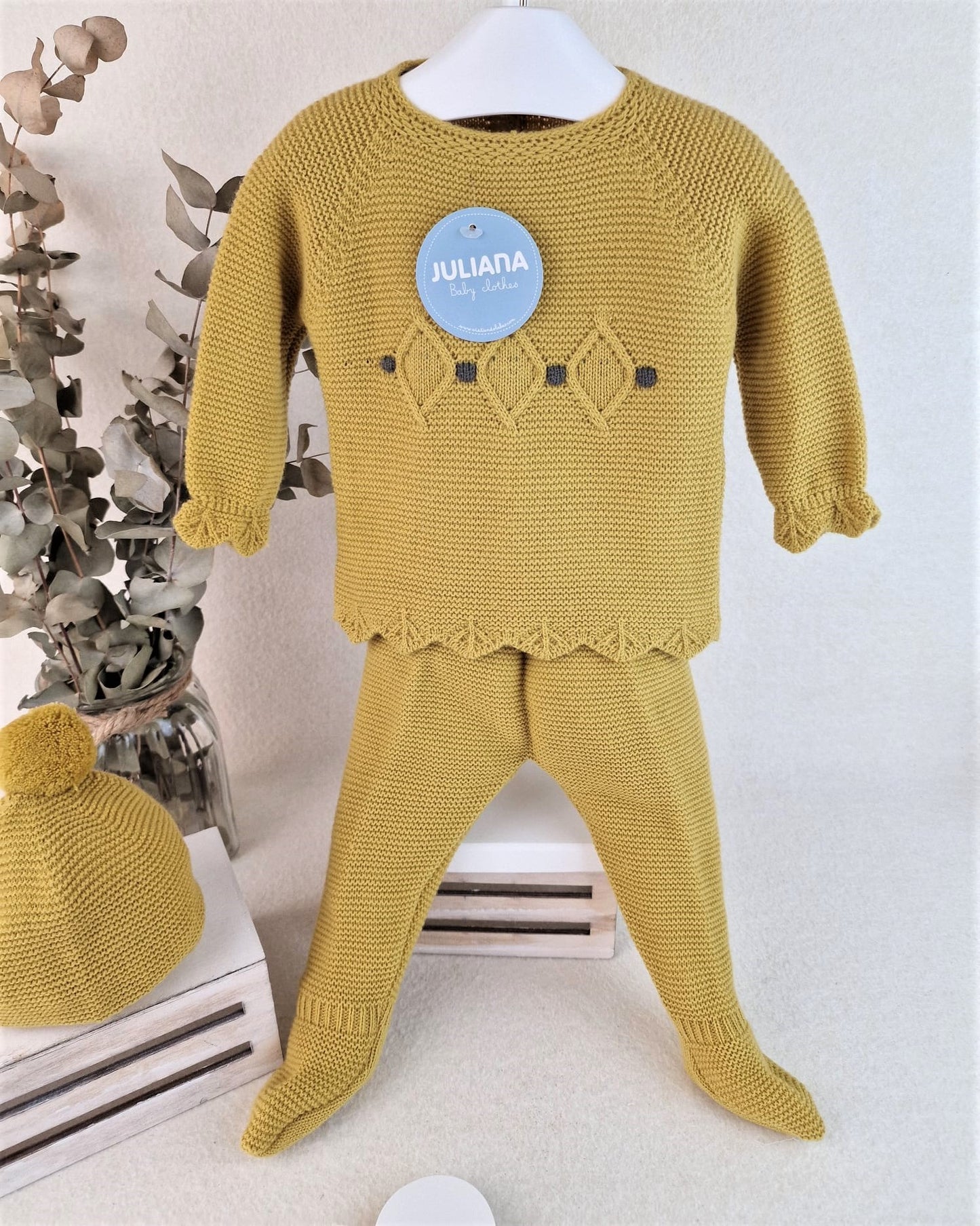 Conjunto con polaina y capota con rombos y bodoques