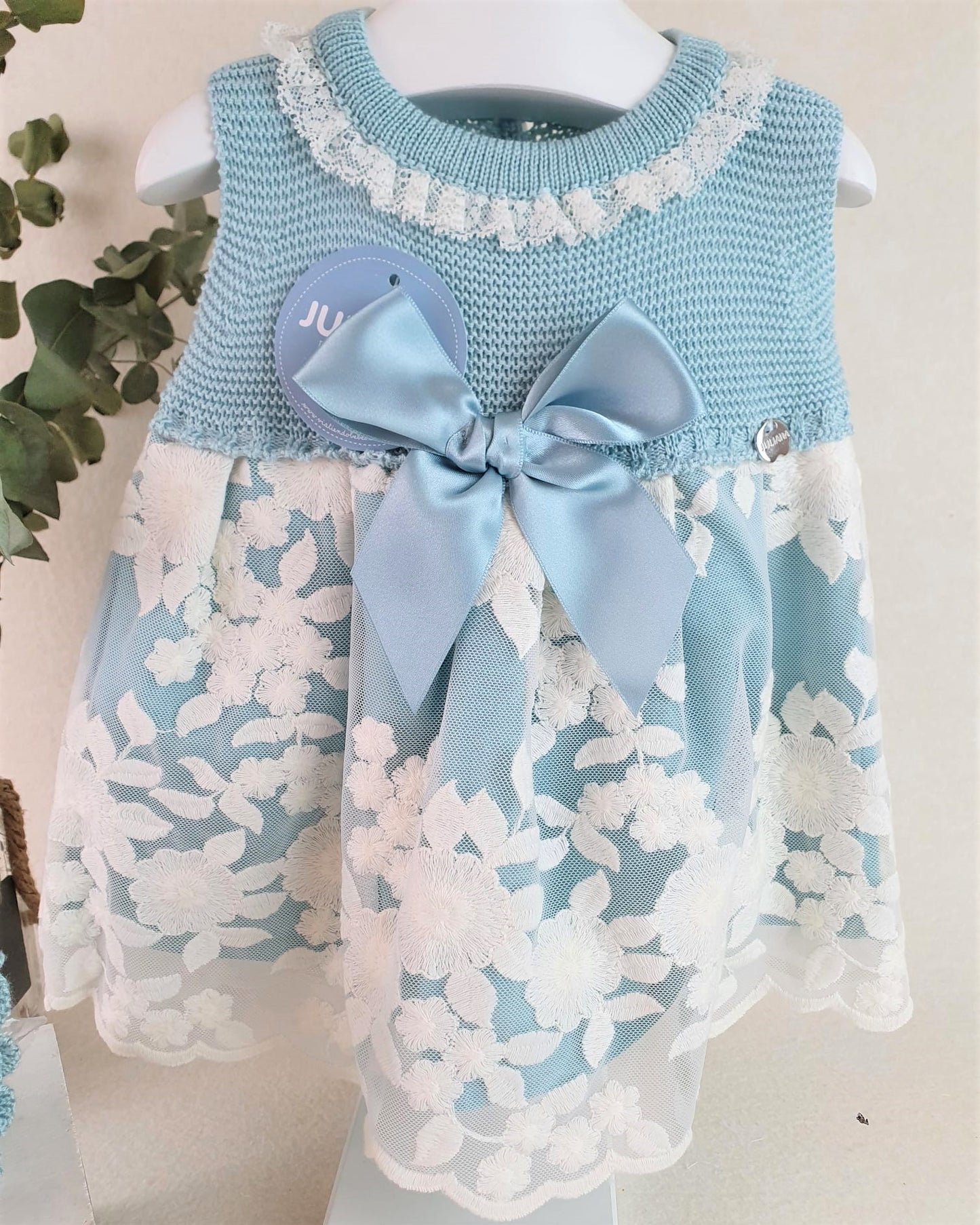 Vestido cuerpo de punto con tela de encaje grande y capota de hilo