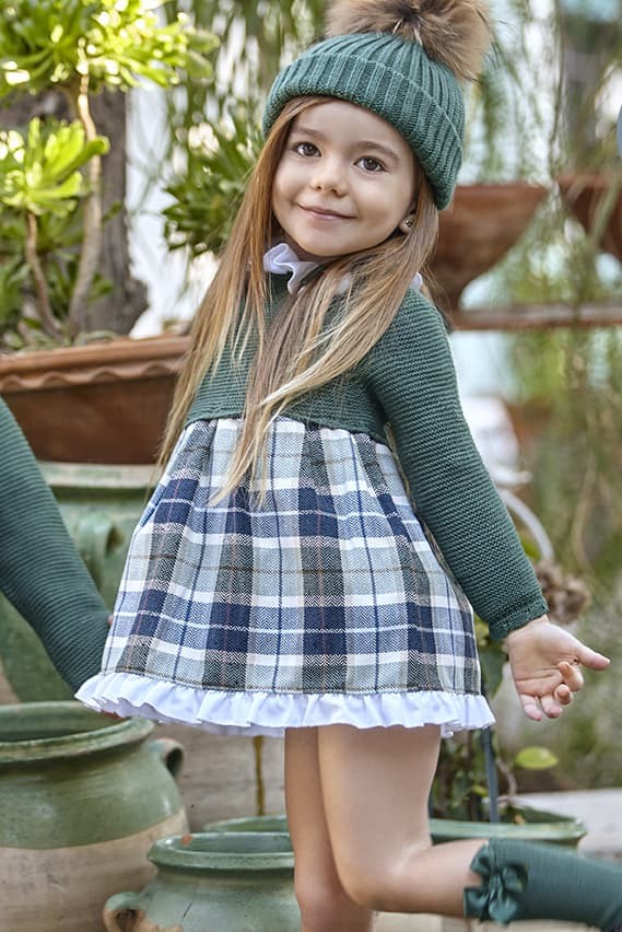 Vestido de cuerpo de punto en verde con tela de cuadros y pompón (no incluye gorro)