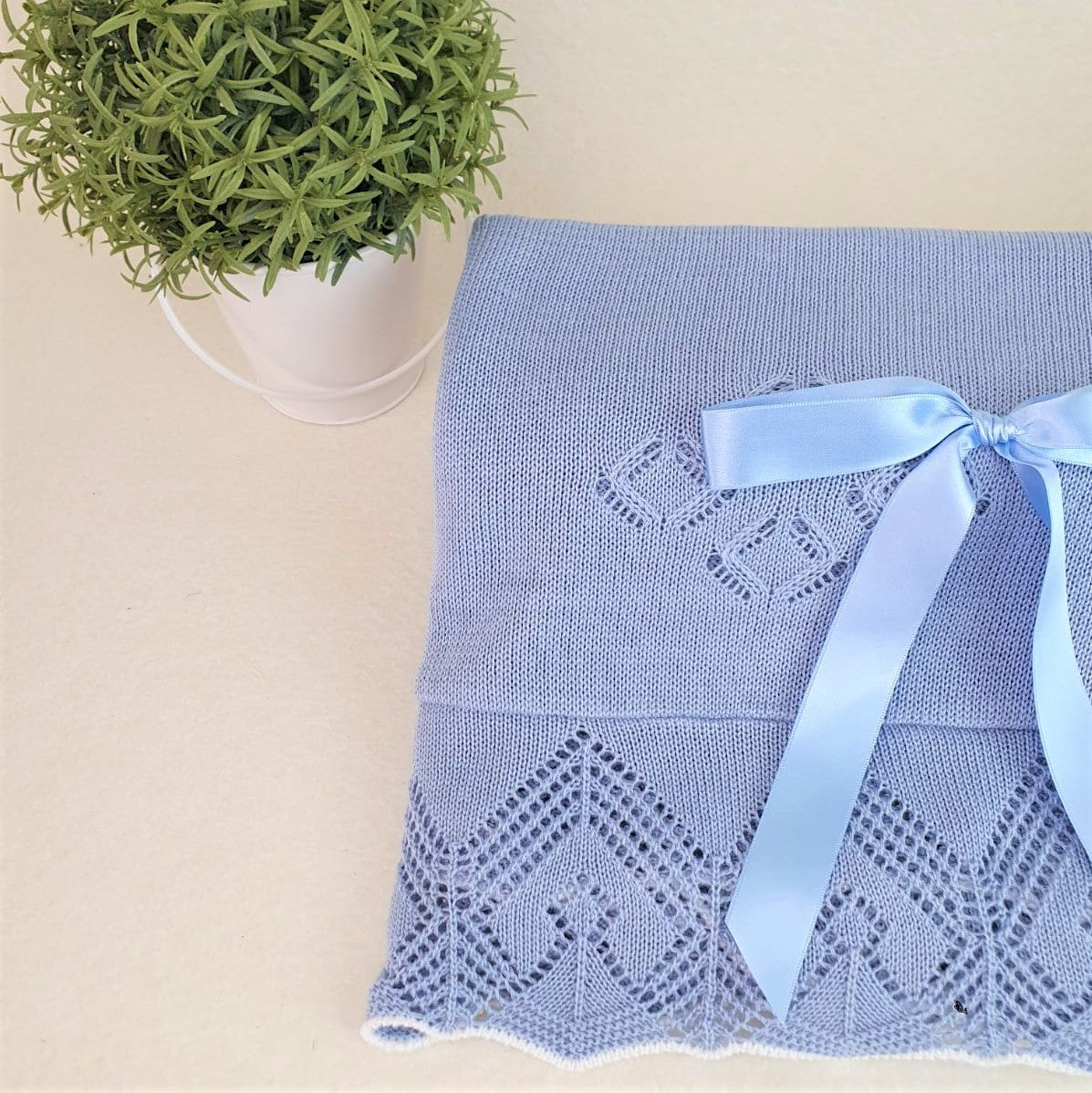 Toquilla de rombos con volante calado