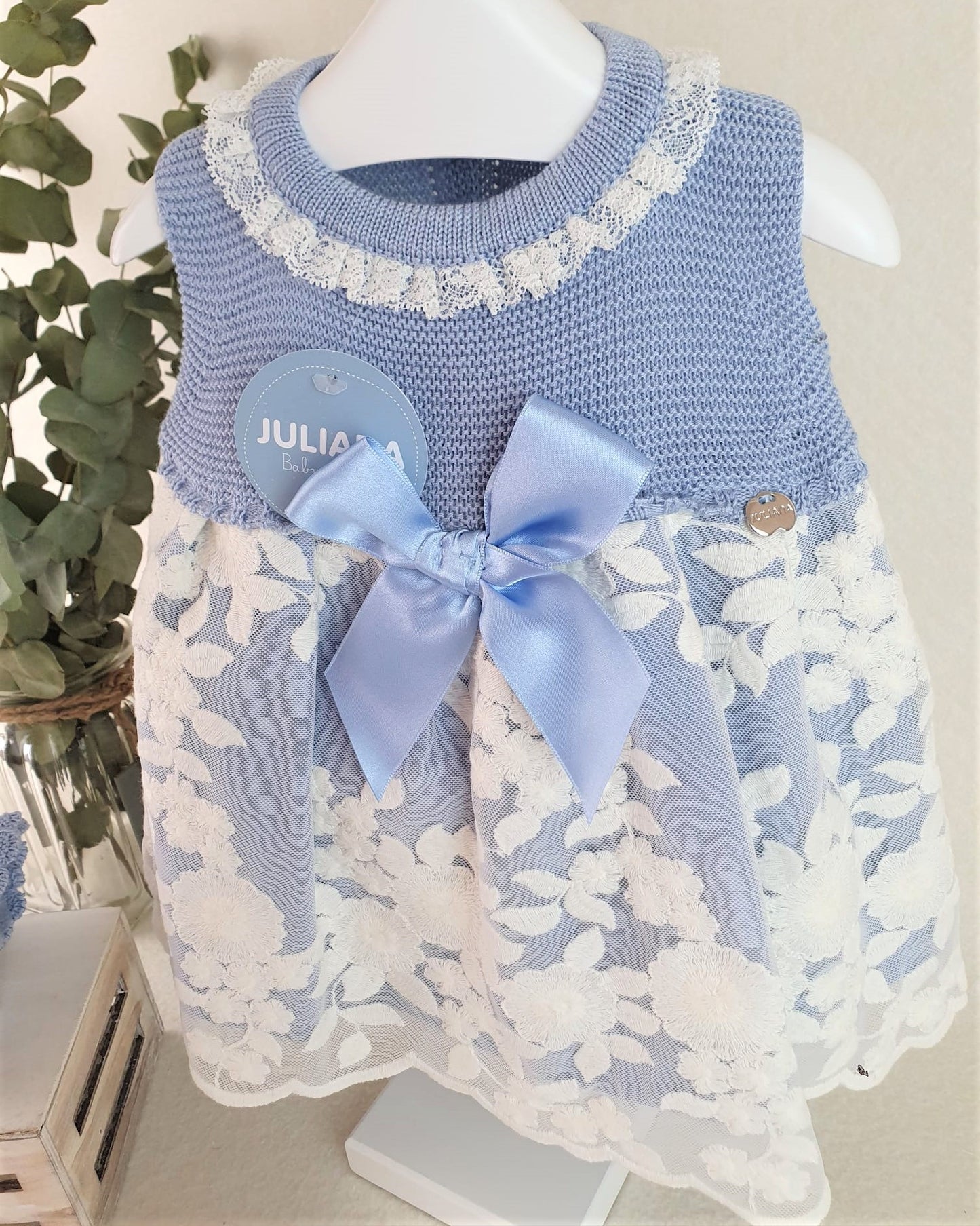 Vestido cuerpo de punto con tela de encaje grande y capota de hilo