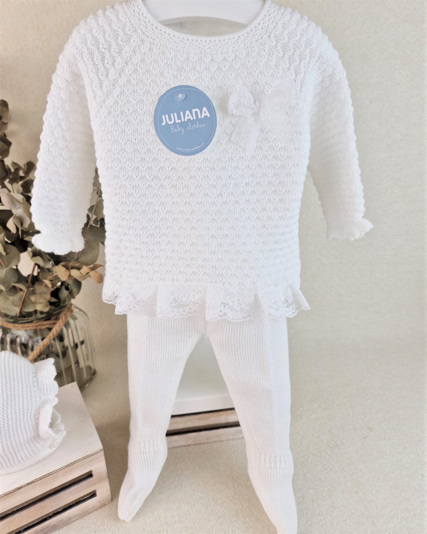 Conjunto con polaina y capota recogidas y puntilla