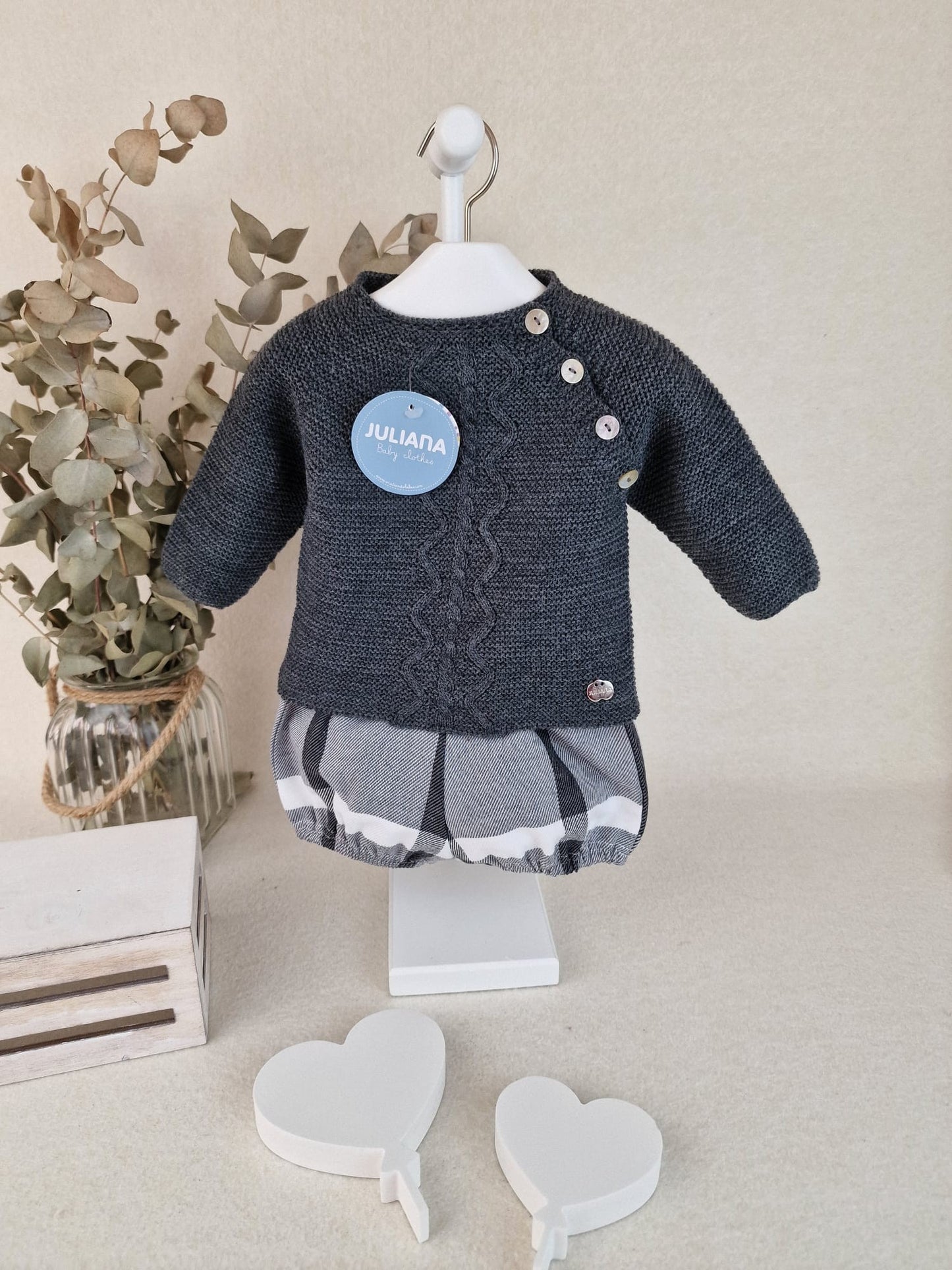 Conjunto con pantalón de tela cuadros y jersey con aranes