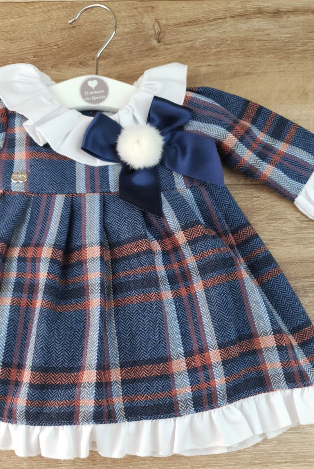 Vestido enterizo cuadros y volantes de tela