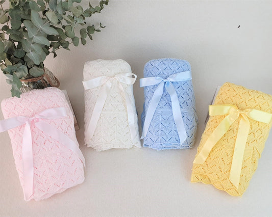 Toquilla con calados en forma de rombos y uves en el volante