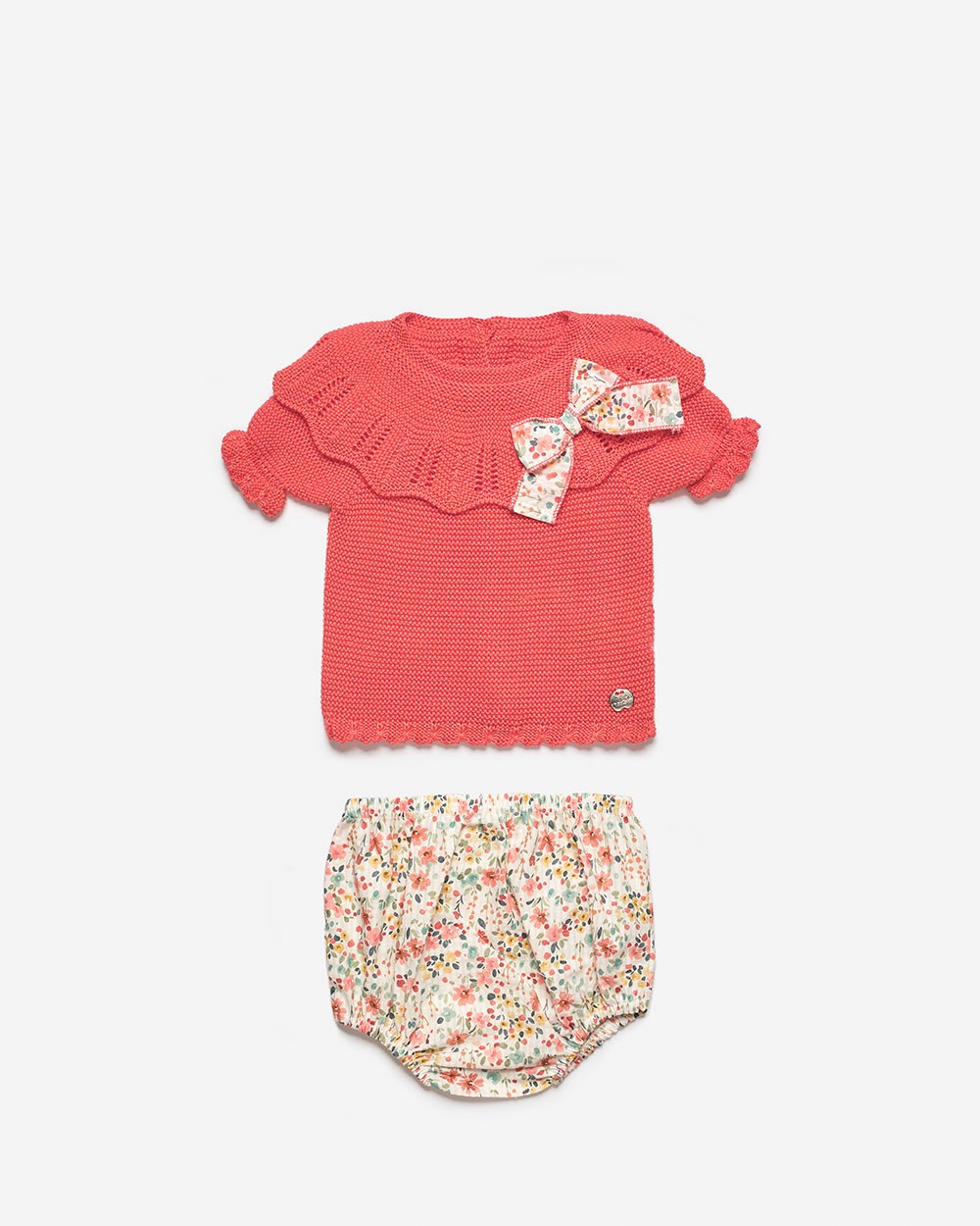 Conjunto de punto y tela de flores con lazo igual en el cuerpo