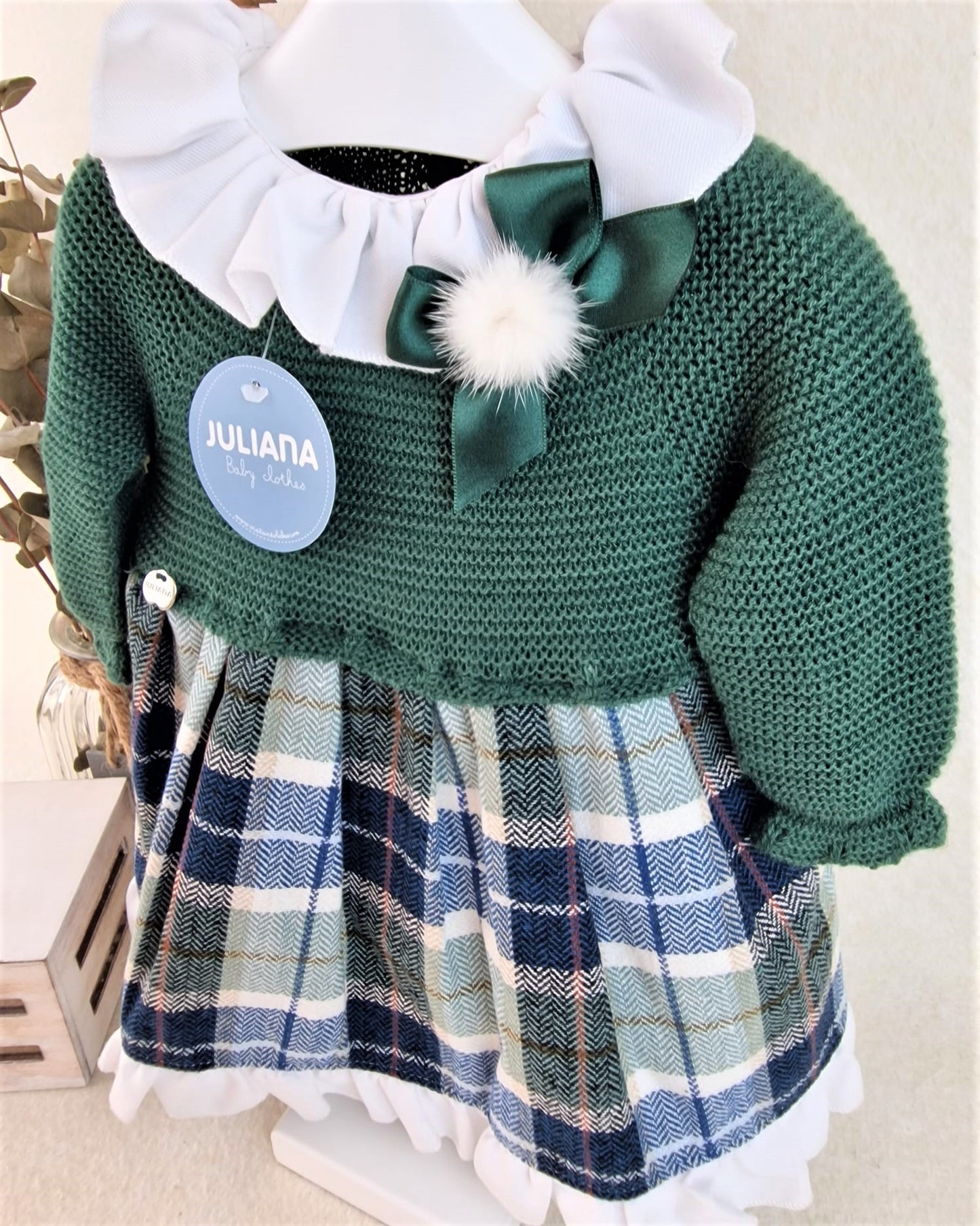 Vestido de cuerpo de punto en verde con tela de cuadros y pompón (no incluye gorro)