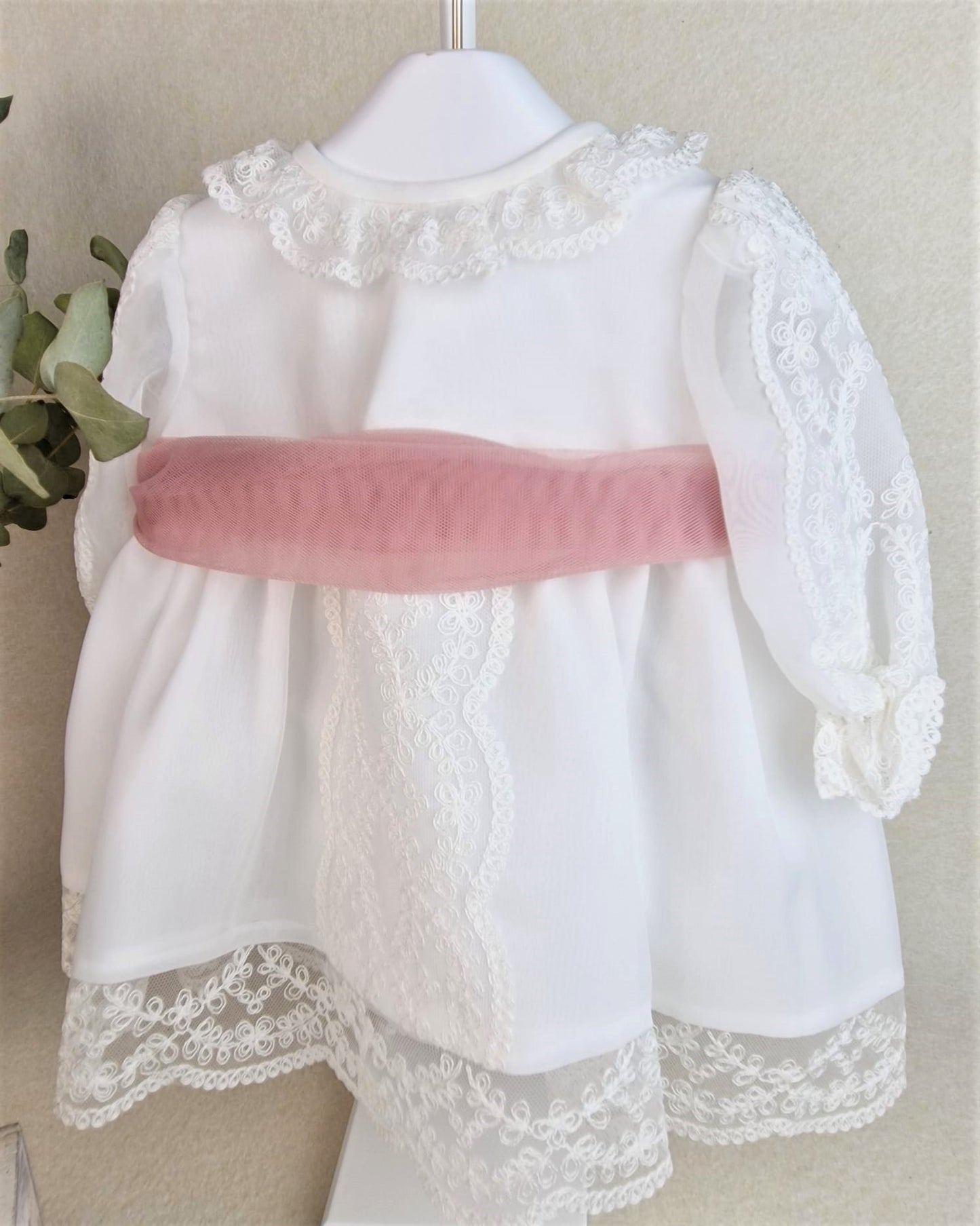Jesusito organza con encajes y capota