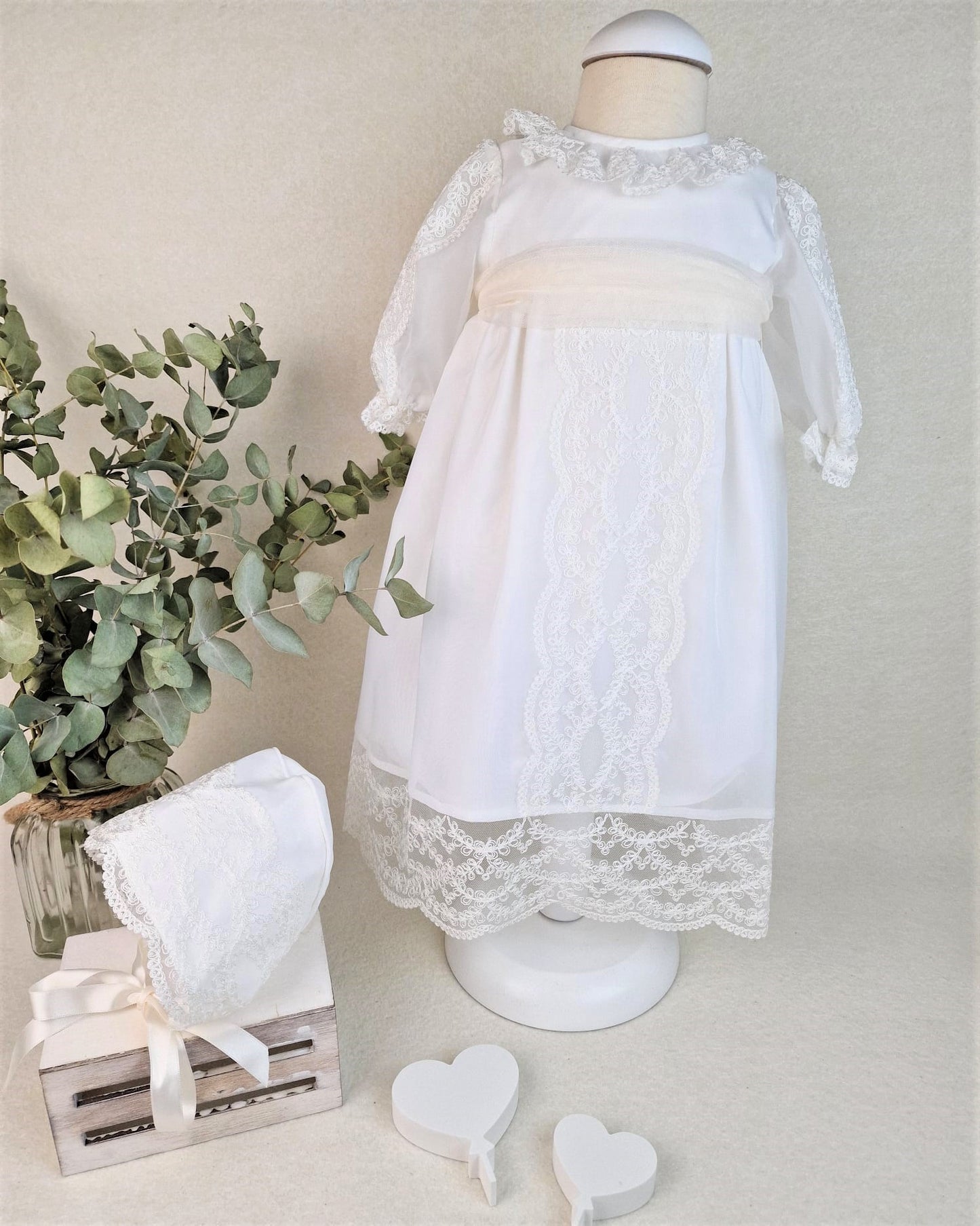 Batón de organza con encajes y capota