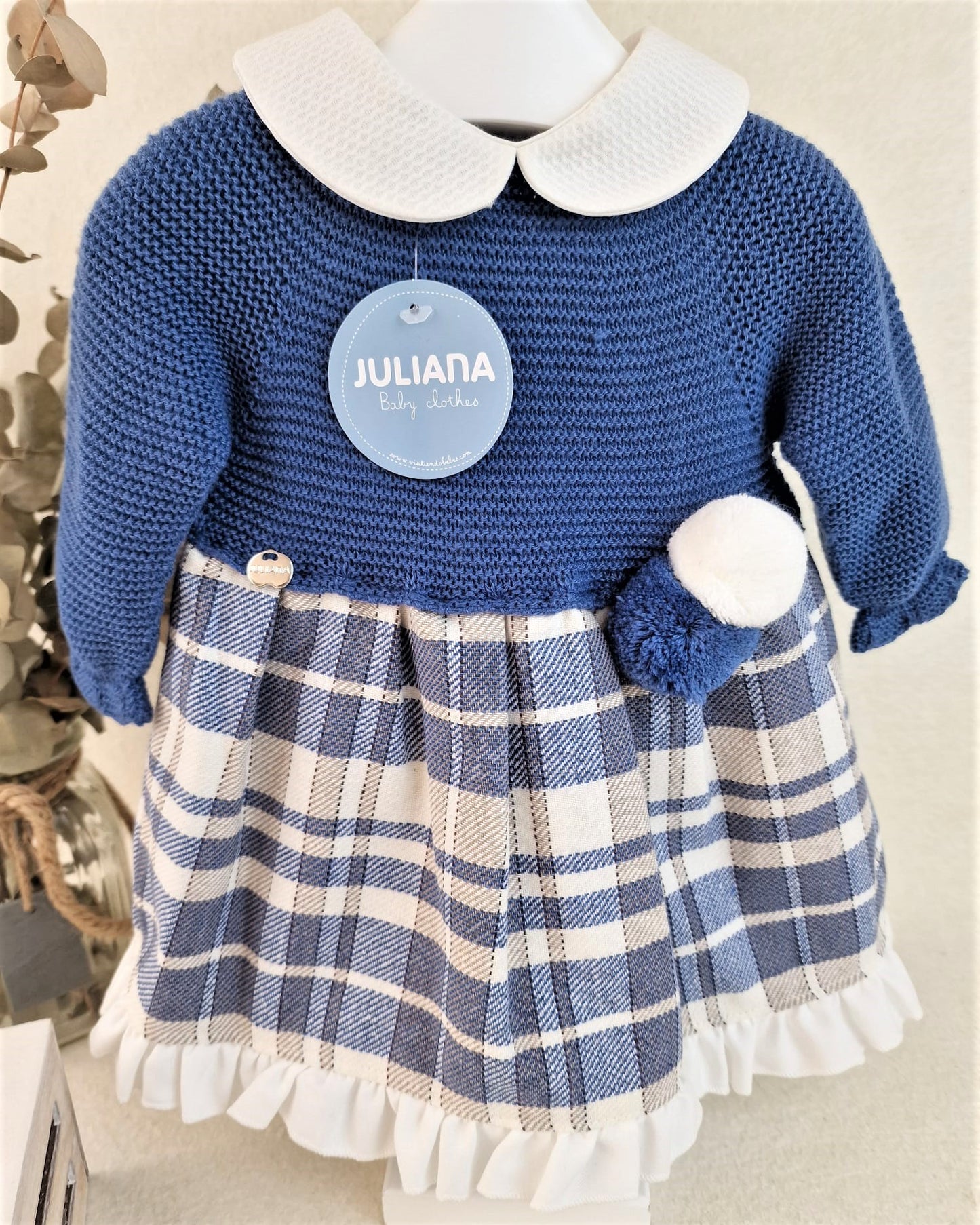 Vestido de cuerpo de punto con tela de cuadros y dos pompones