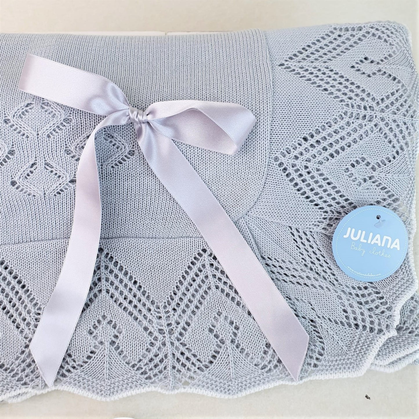 Toquilla de rombos con volante calado